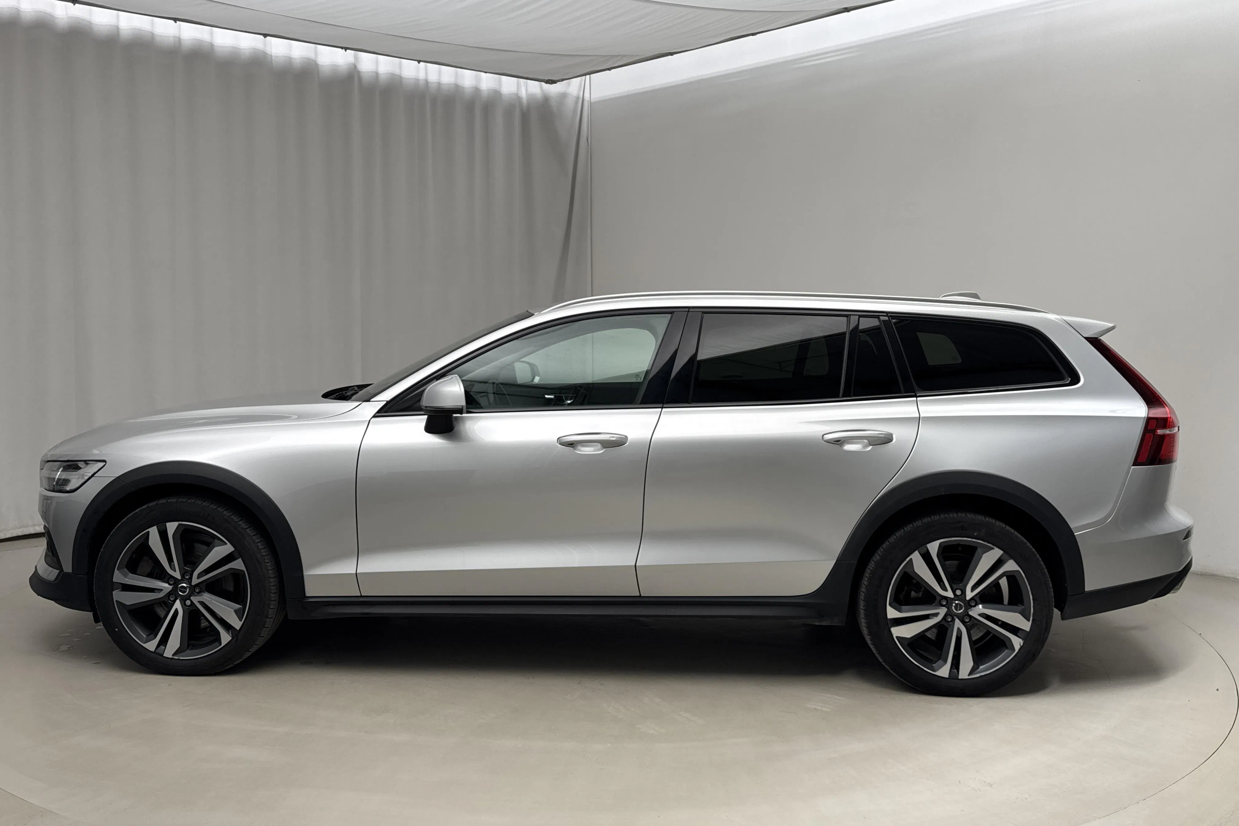 Presentationsfoto 2 av 26: Volvo V60 B4 Cross Country AWD Mildhybrid, Diesel (197hk) - 13 180 mil - Automat - silver - 2022