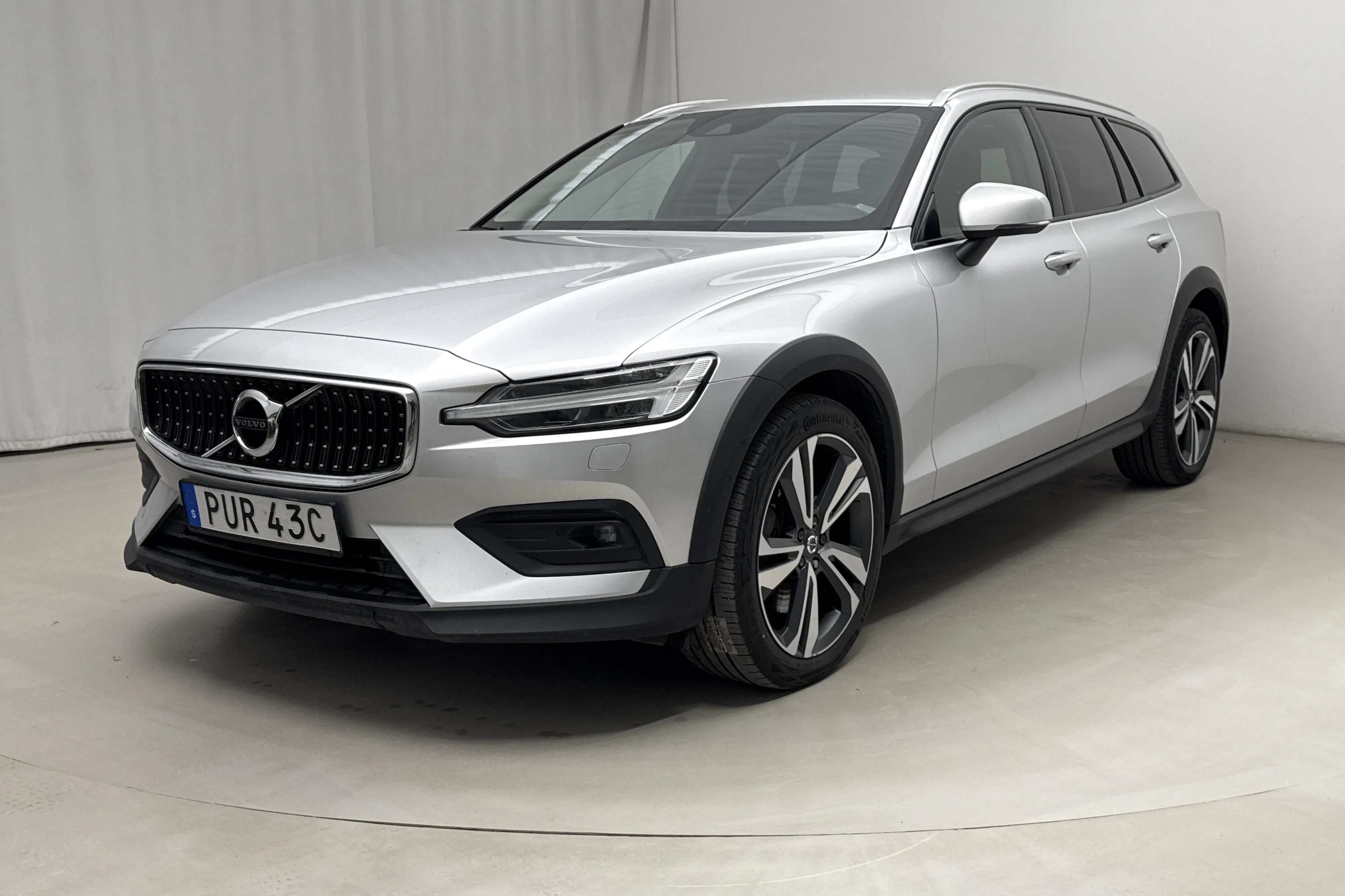 Presentationsfoto 1 av 26: Volvo V60 B4 Cross Country AWD Mildhybrid, Diesel (197hk) - 13 180 mil - Automat - silver - 2022