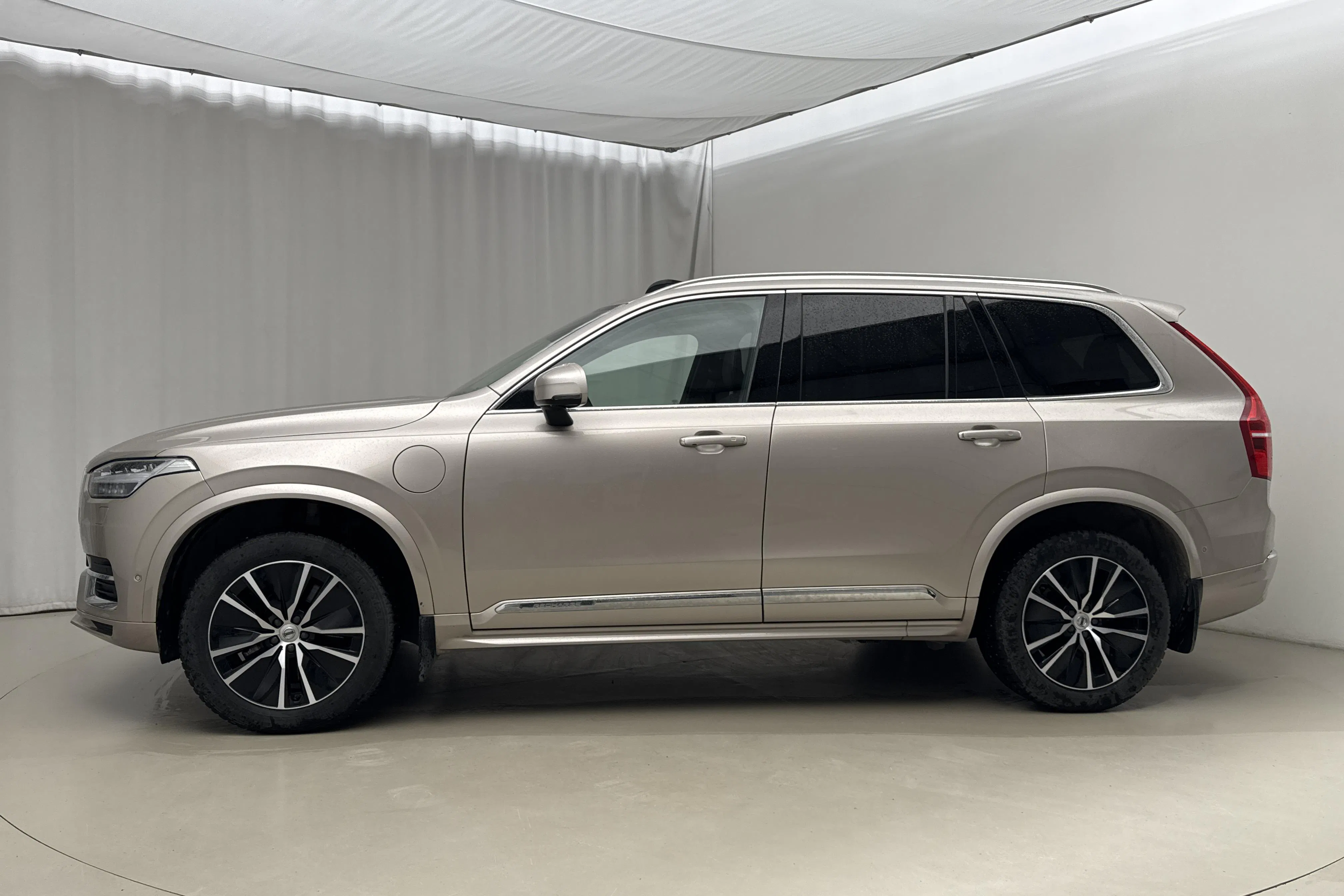 Presentationsfoto 2 av 30: Volvo XC90 T8 AWD Recharge (455hk) - 5 741 mil - Automat - Light Grey - 2023