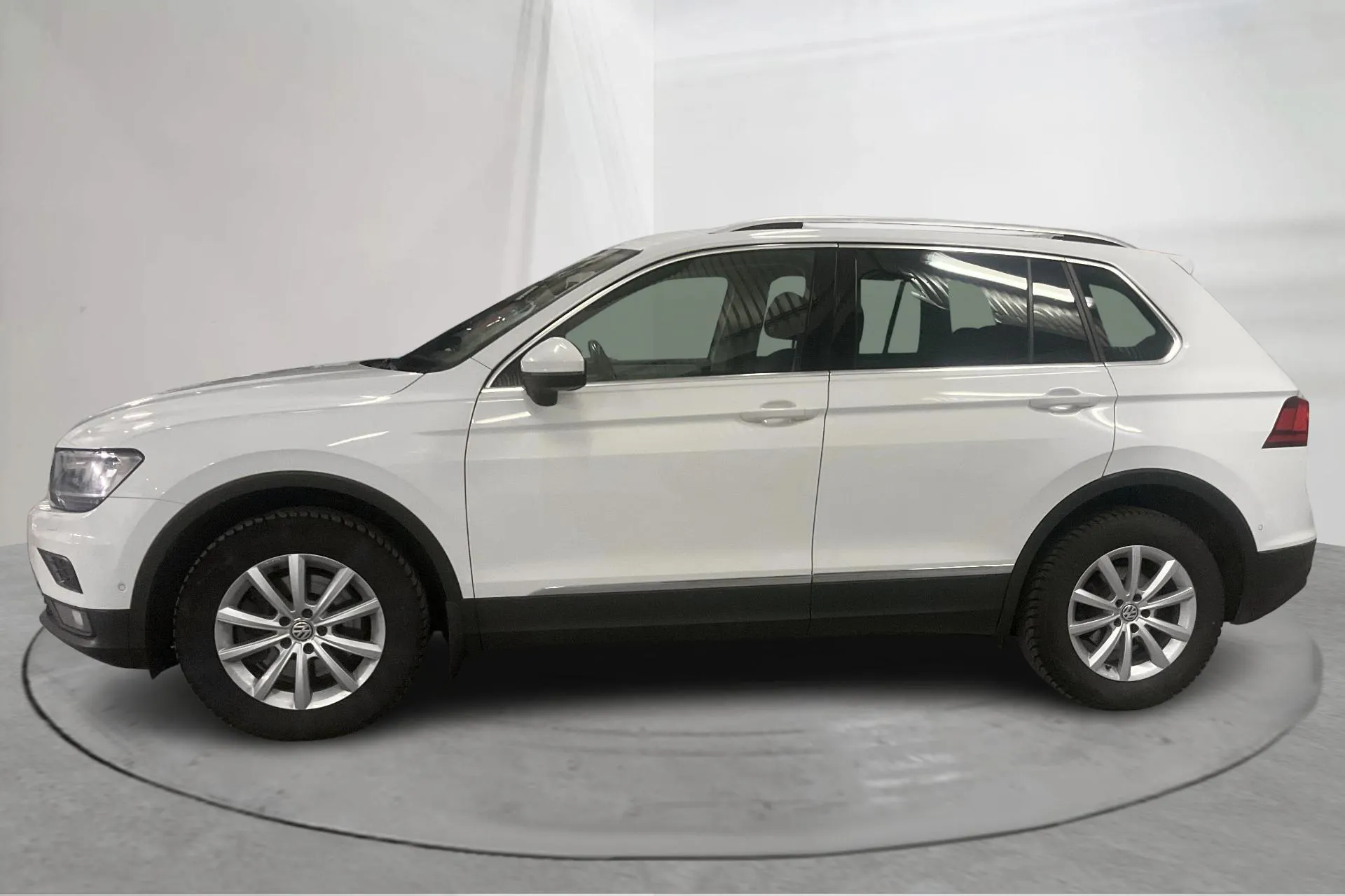 Presentationsfoto 2 av 16: VW Tiguan 2.0 TSI 4MOTION (190hk) - 20 653 mil - Automat - vit - 2020