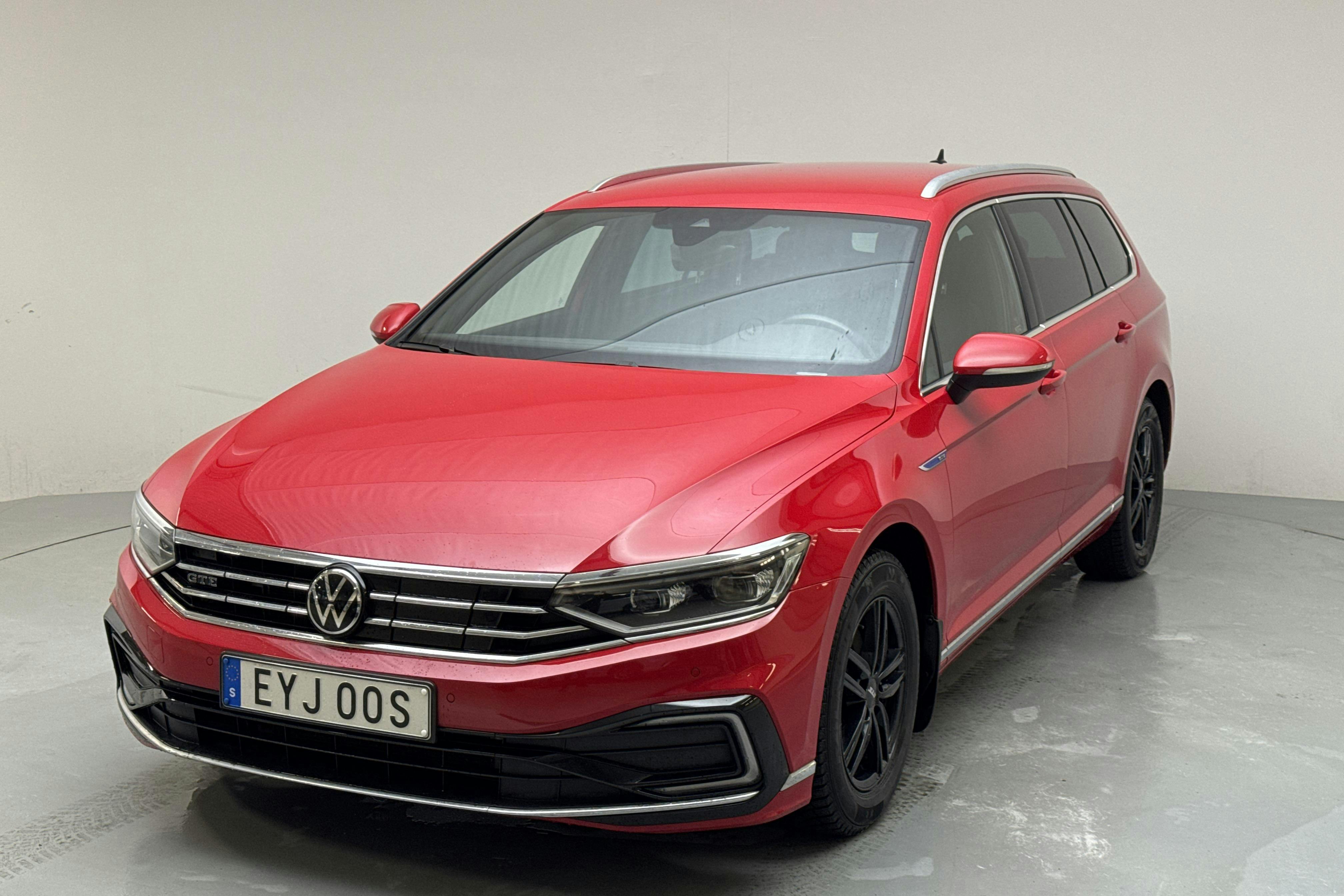 Presentationsfoto 1 av 18: VW Passat 1.4 GTE Sportscombi (218hk) - 8 221 mil - Automat - röd - 2023