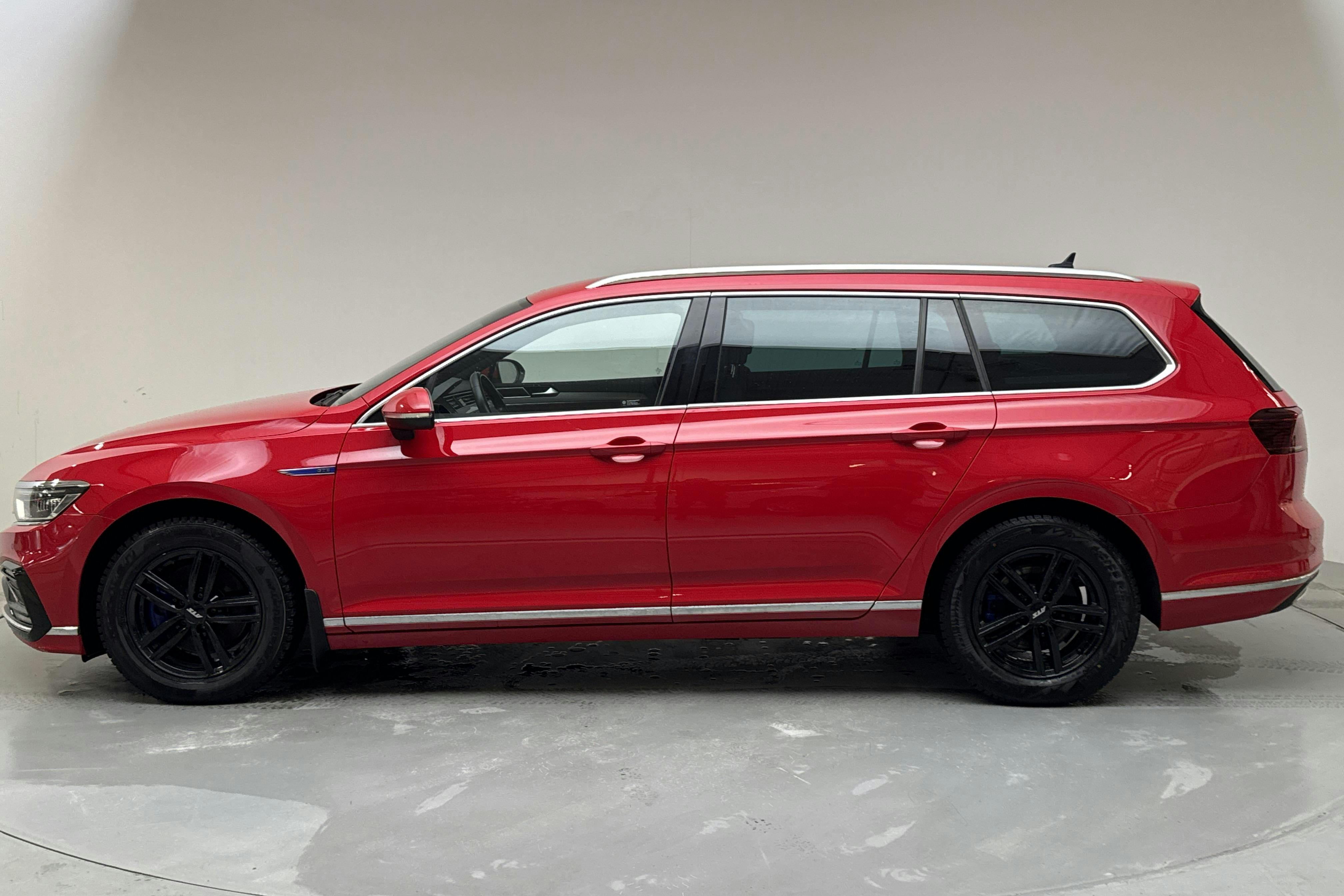 Presentationsfoto 2 av 18: VW Passat 1.4 GTE Sportscombi (218hk) - 8 221 mil - Automat - röd - 2023