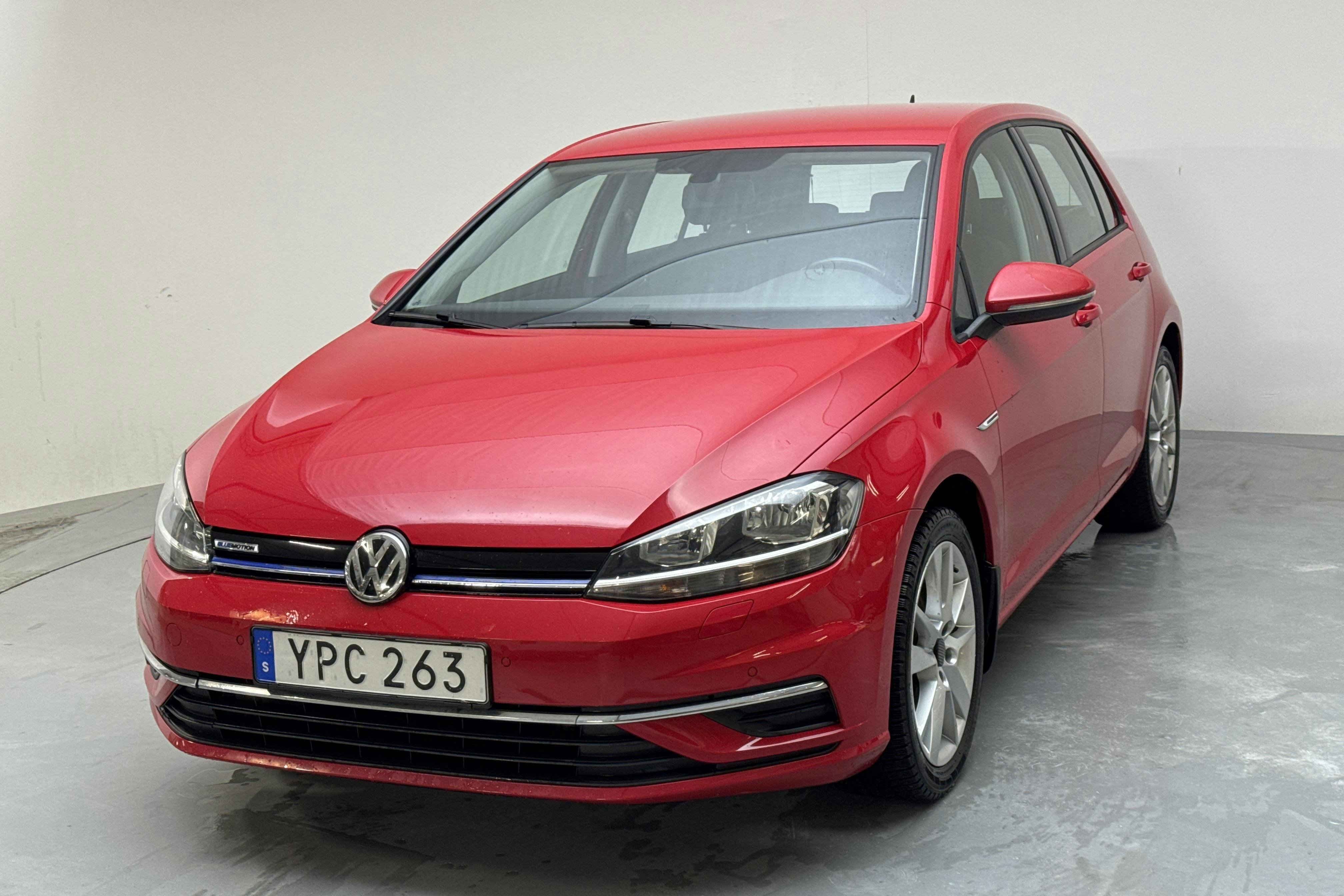 Presentation photo 1 of 13: VW Golf VII 1.4 TGI 5dr (110hk) - 106 140 km - Automatic - red - 2018