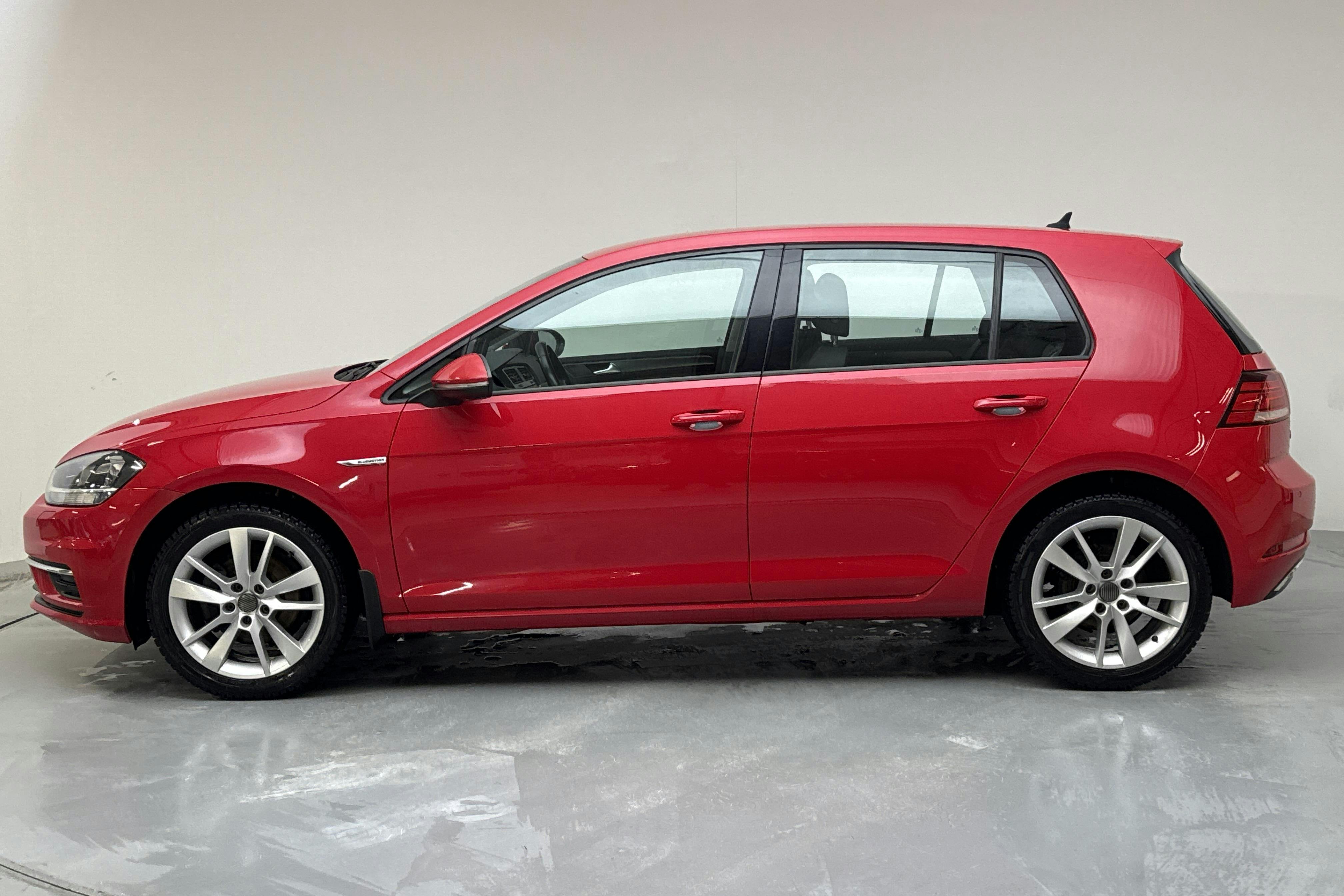 Presentation photo 2 of 13: VW Golf VII 1.4 TGI 5dr (110hk) - 106 140 km - Automatic - red - 2018