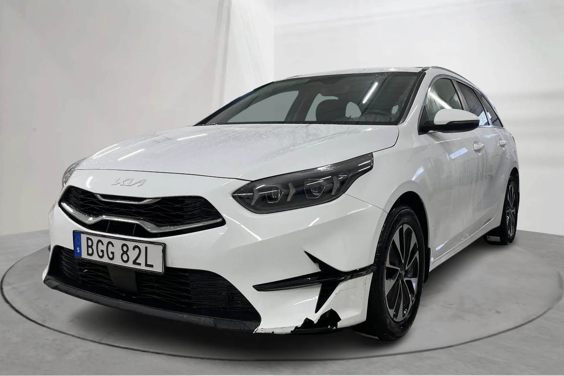 Presentationsfoto 1 av 15: KIA Ceed 1.5 T-GDi SW (140hk) - 3 908 mil - Automat - vit - 2025