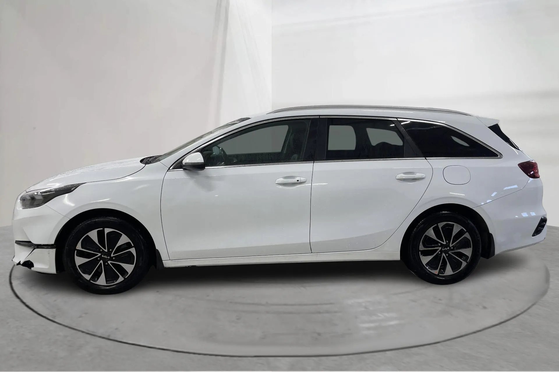 Presentationsfoto 2 av 15: KIA Ceed 1.5 T-GDi SW (140hk) - 3 908 mil - Automat - vit - 2025