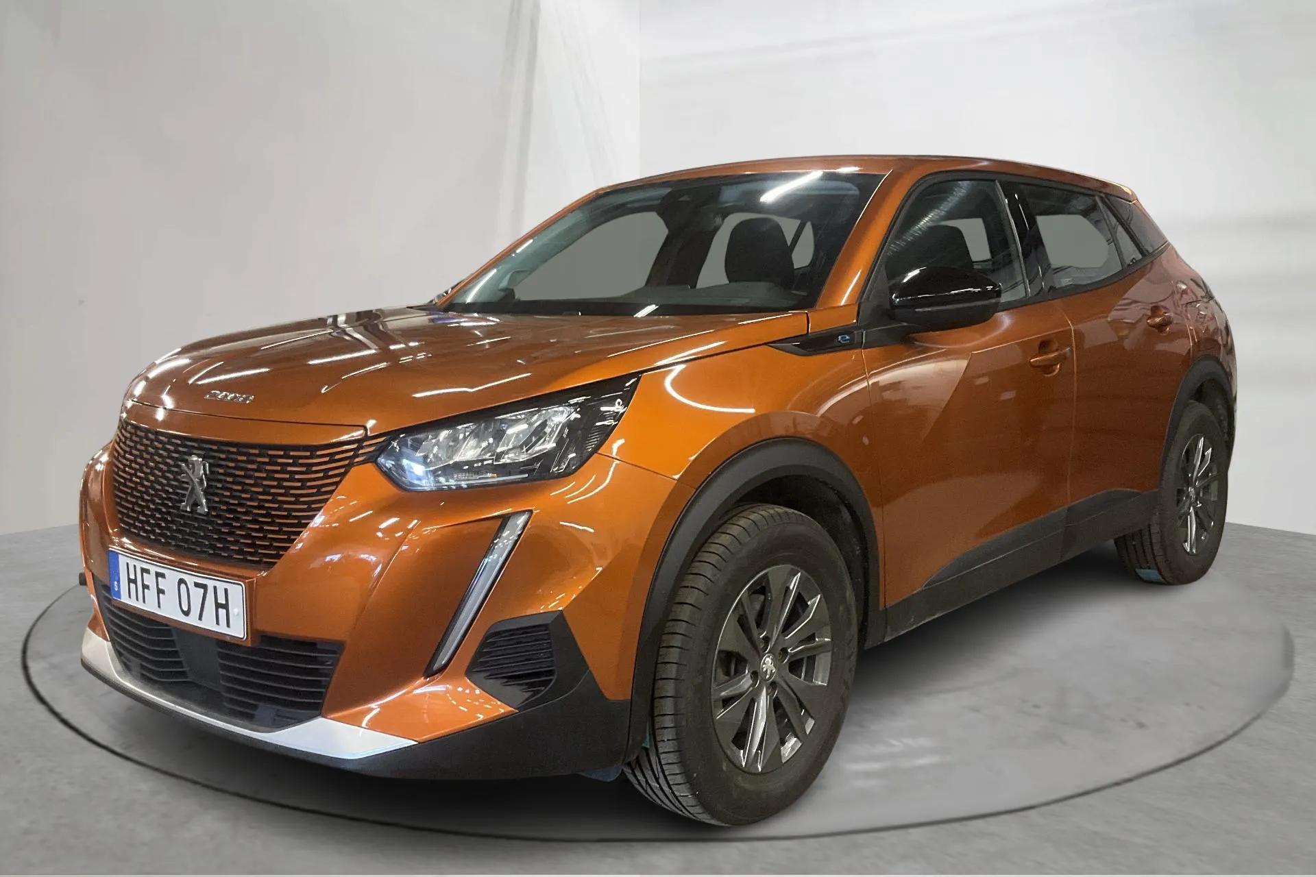 Presentationsfoto 1 av 15: Peugeot e-2008 50kWh (136hk) - 6 576 mil - Automat - orange - 2022