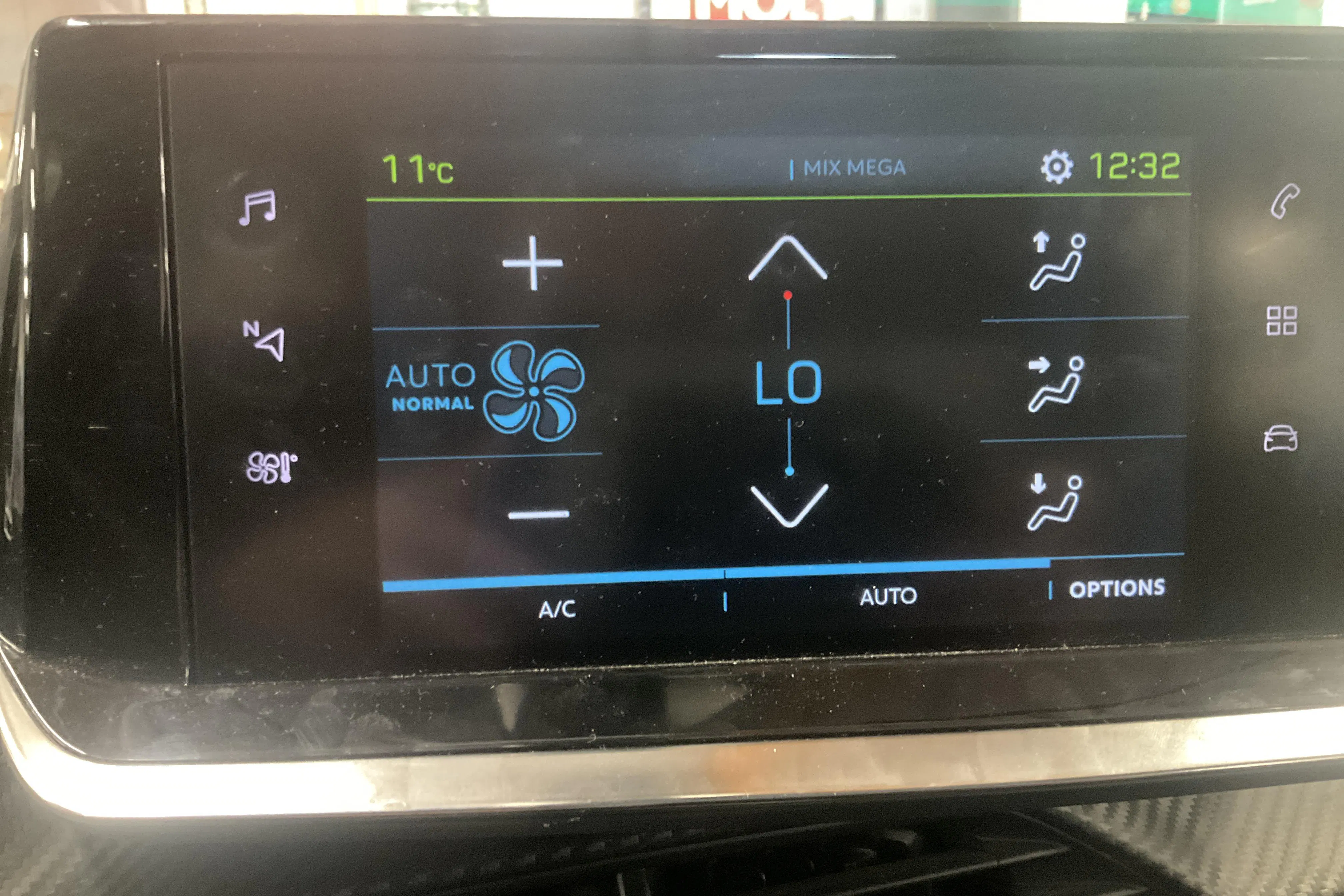 Presentationsfoto 15 av 15: Peugeot e-2008 50kWh (136hk) - 6 576 mil - Automat - orange - 2022