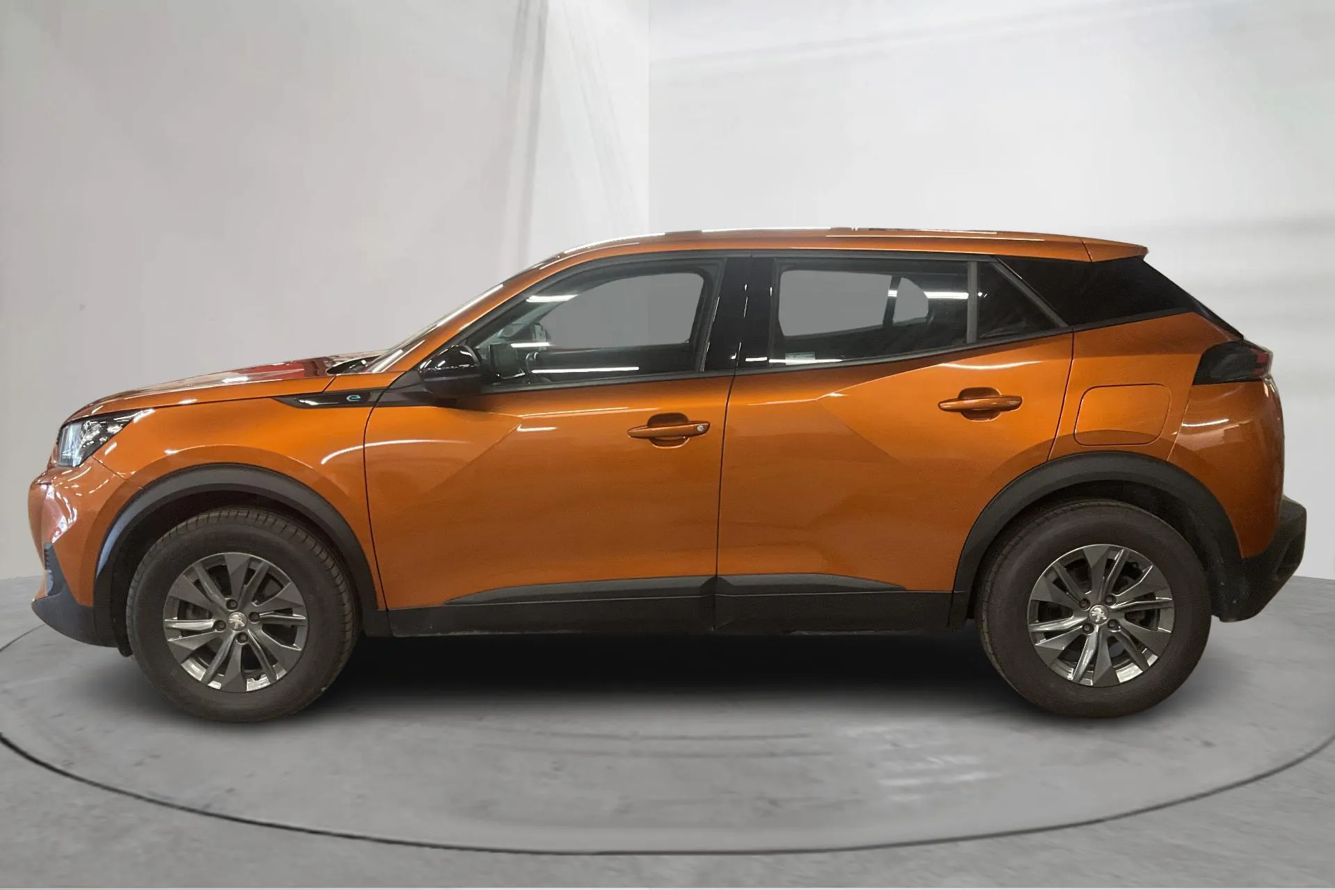Presentationsfoto 2 av 15: Peugeot e-2008 50kWh (136hk) - 6 576 mil - Automat - orange - 2022