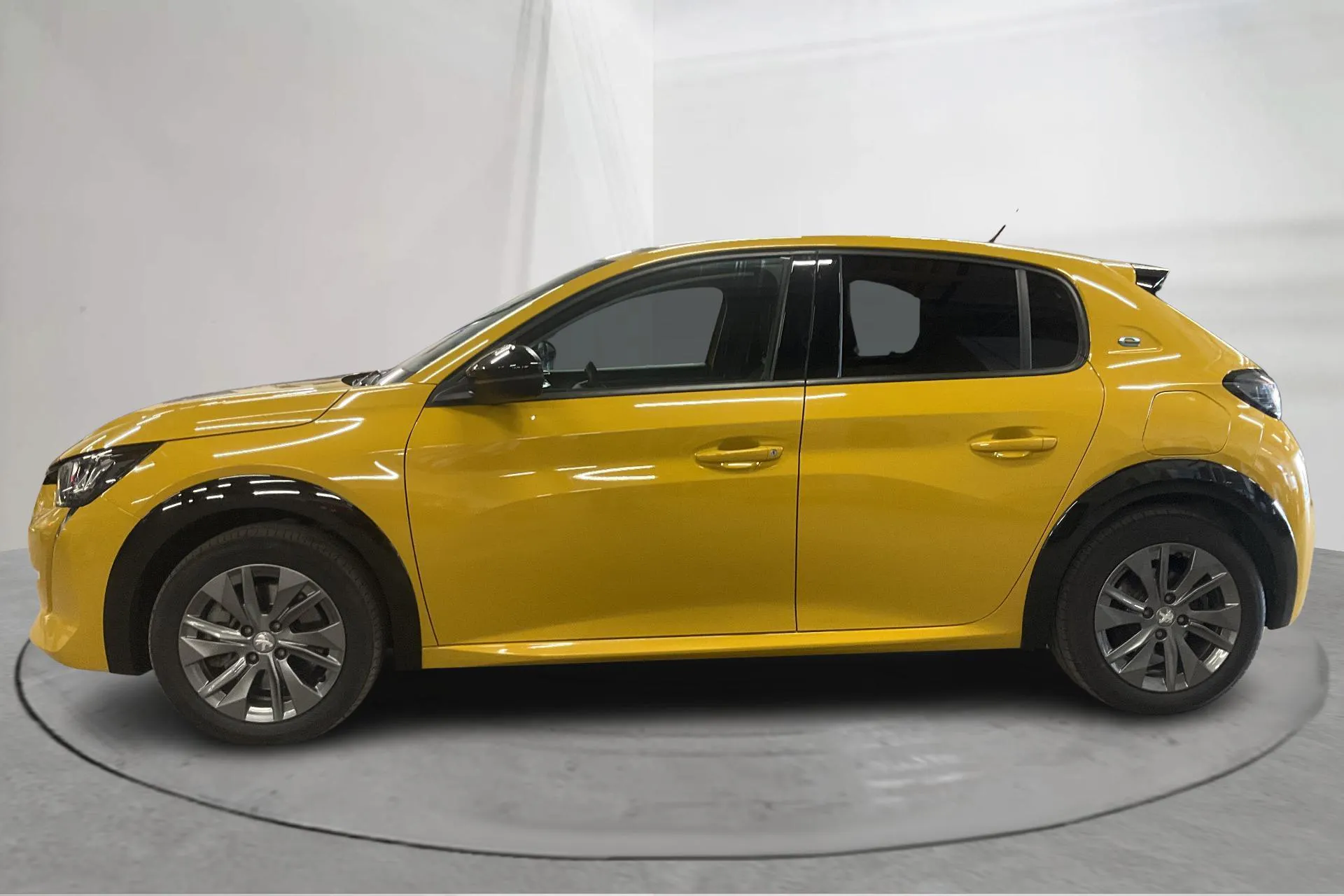 Presentationsfoto 2 av 17: Peugeot e-208 50kWh 5dr (136hk) - 7 886 mil - Automat - gul - 2022