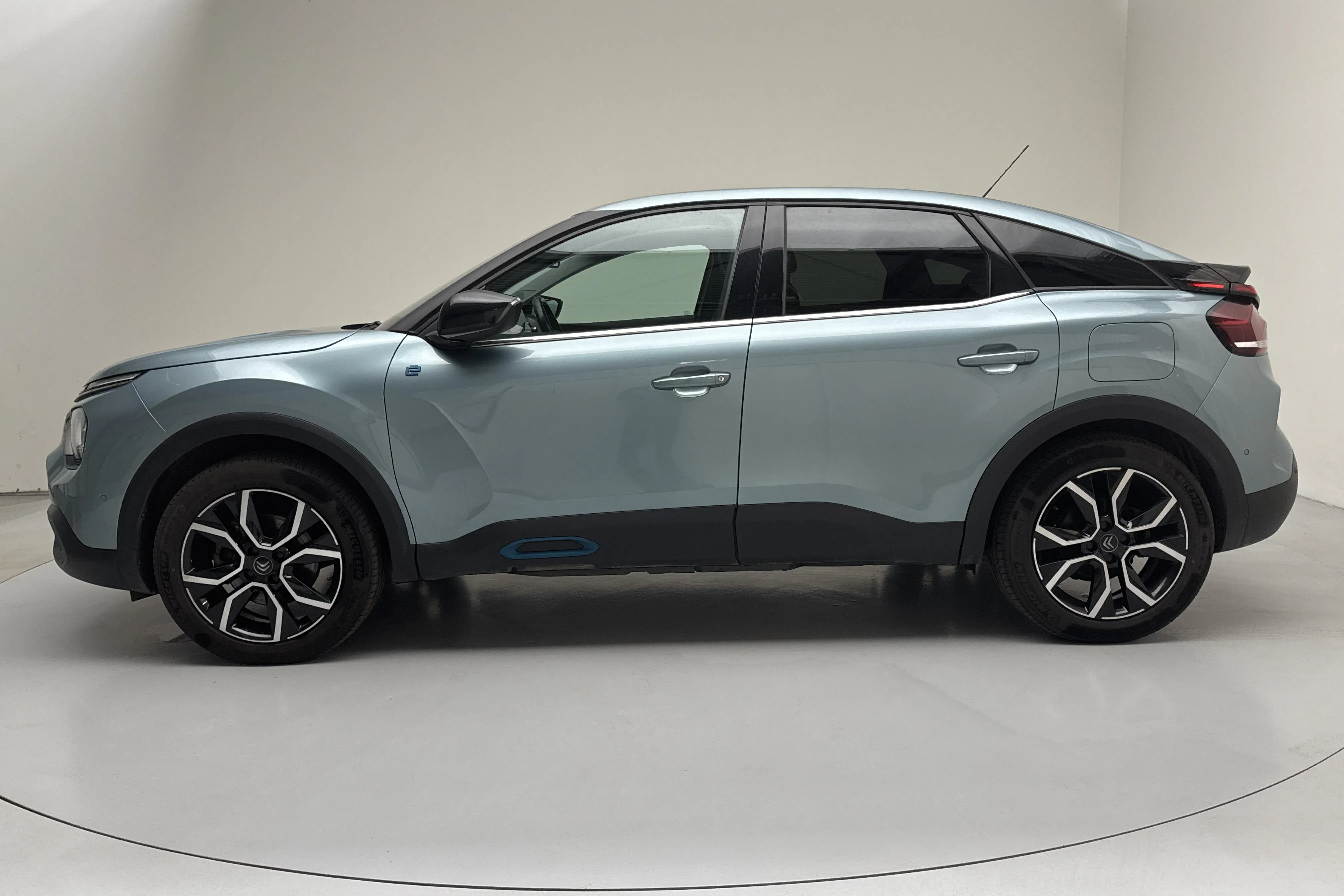 Presentationsfoto 2 av 16: Citroën e-C4 50kWh (136hk) - 7 150 mil - Automat - blå - 2022