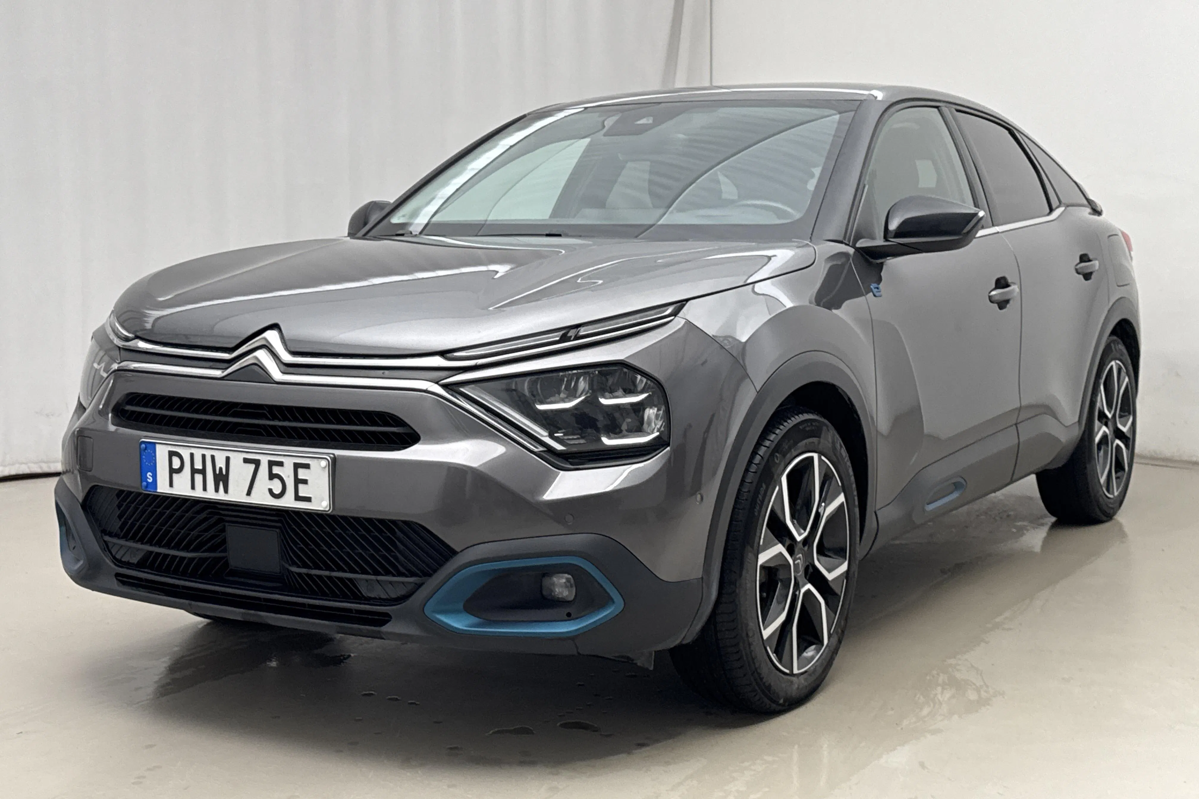 Presentation photo 1 of 19: Citroën e-C4 50kWh (136hk) - 85 170 km - Automatic - gray - 2022