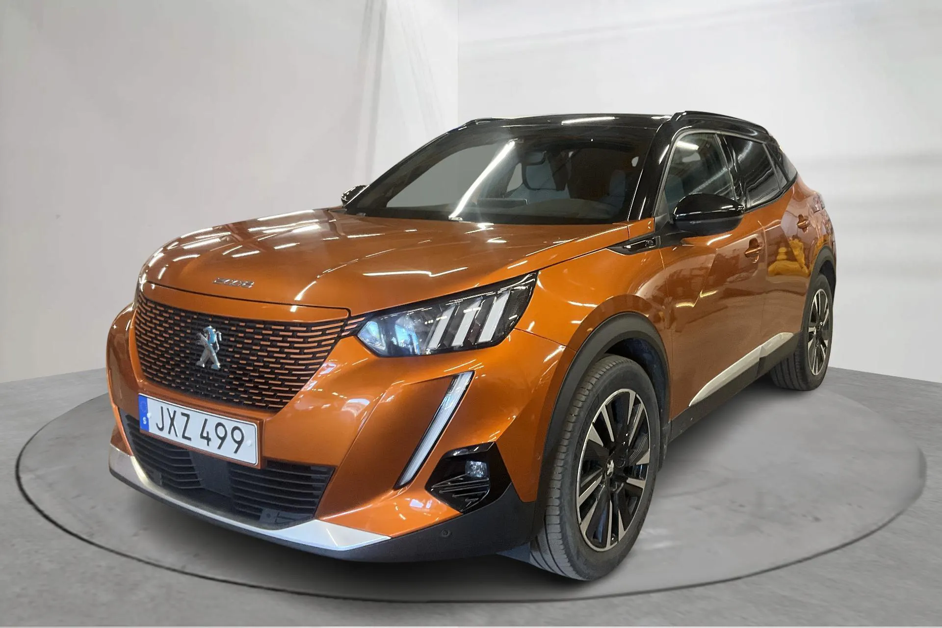 Presentationsfoto 1 av 15: Peugeot e-2008 50kWh (136hk) - 7 905 mil - Automat - orange - 2021