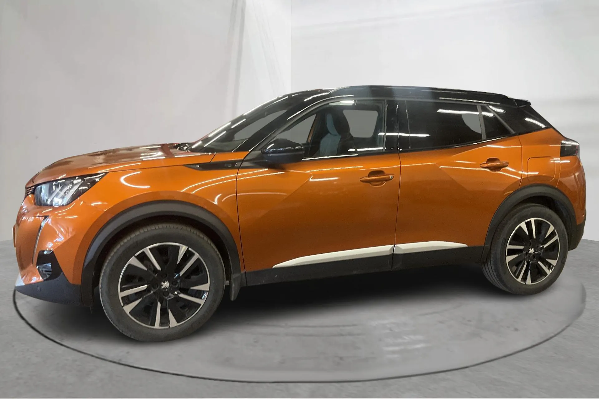 Presentationsfoto 2 av 15: Peugeot e-2008 50kWh (136hk) - 7 905 mil - Automat - orange - 2021