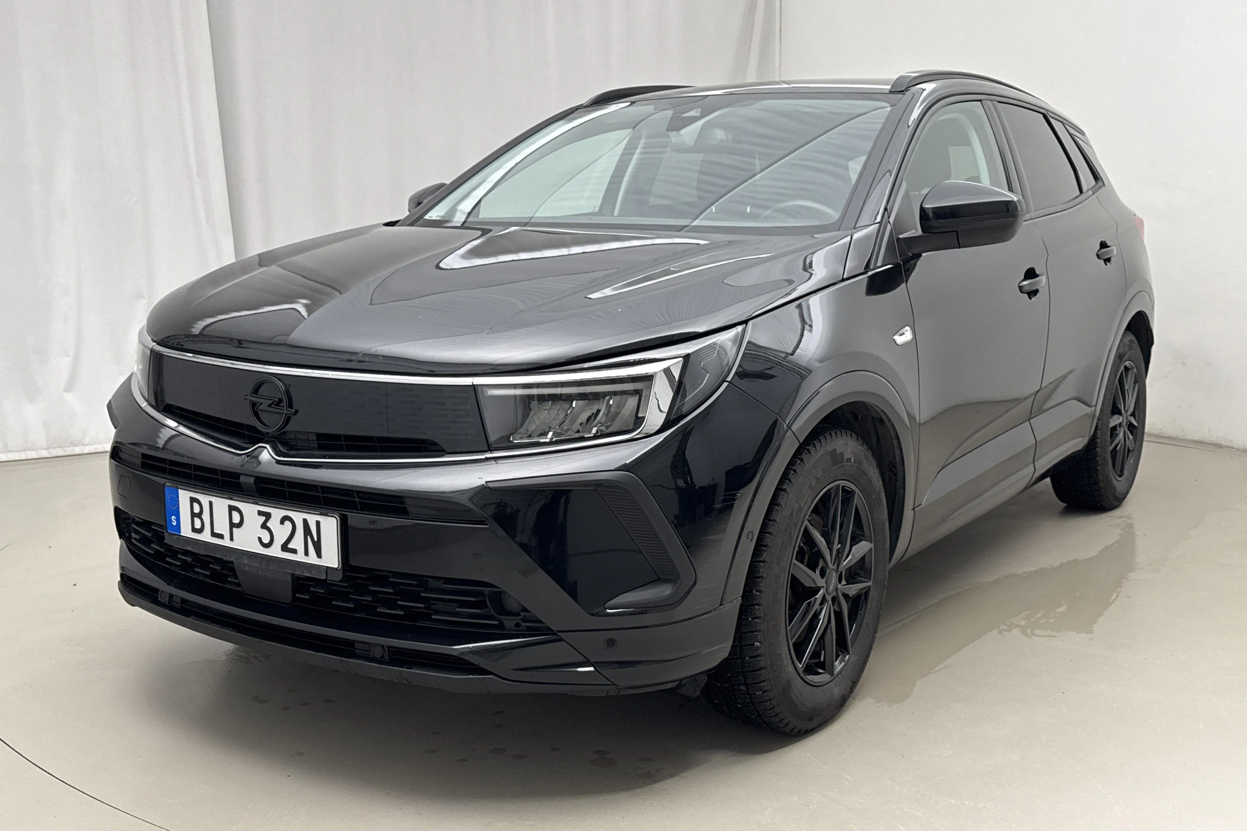 Presentationsfoto 1 av 17: Opel Grandland X 1.2 ECOTEC (130hk) - 9 427 mil - Automat - svart - 2022
