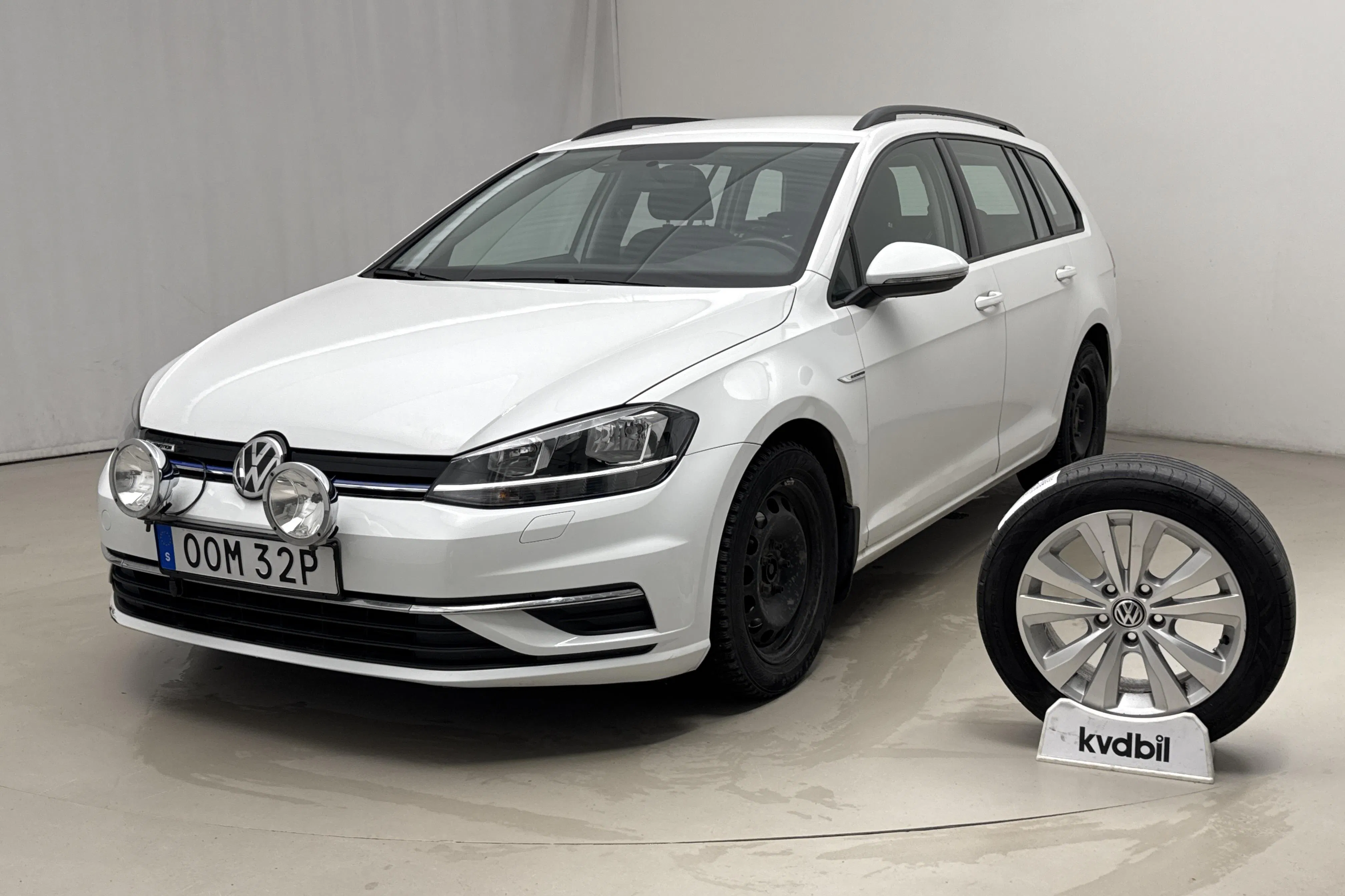 Presentation photo 1 of 16: VW Golf VII 1.5 TGI Sportscombi (130hk) - 147 850 km - Automatic - white - 2020