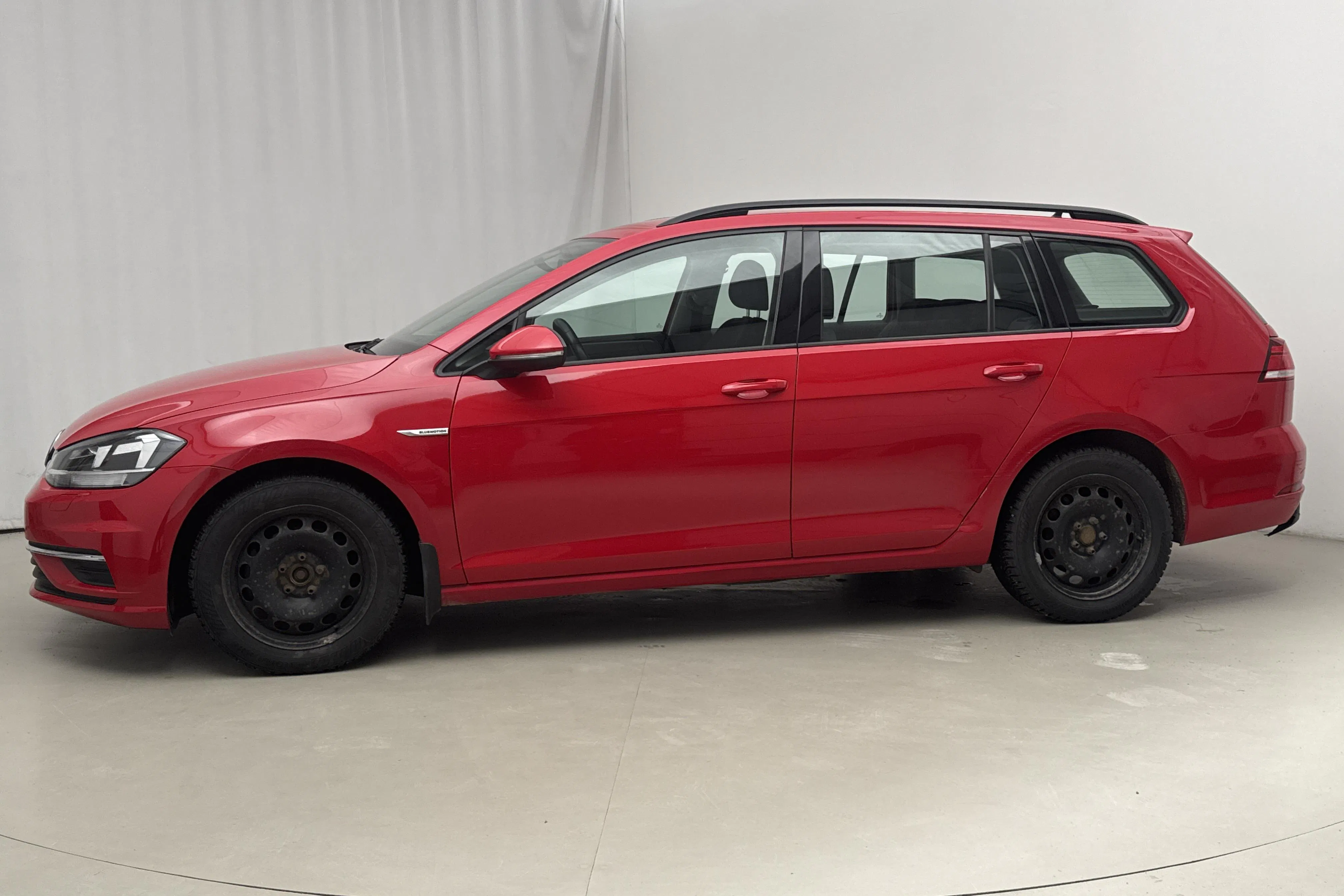 Presentationsfoto 2 av 14: VW Golf VII 1.5 TGI Sportscombi (130hk) - 15 113 mil - Automat - röd - 2020