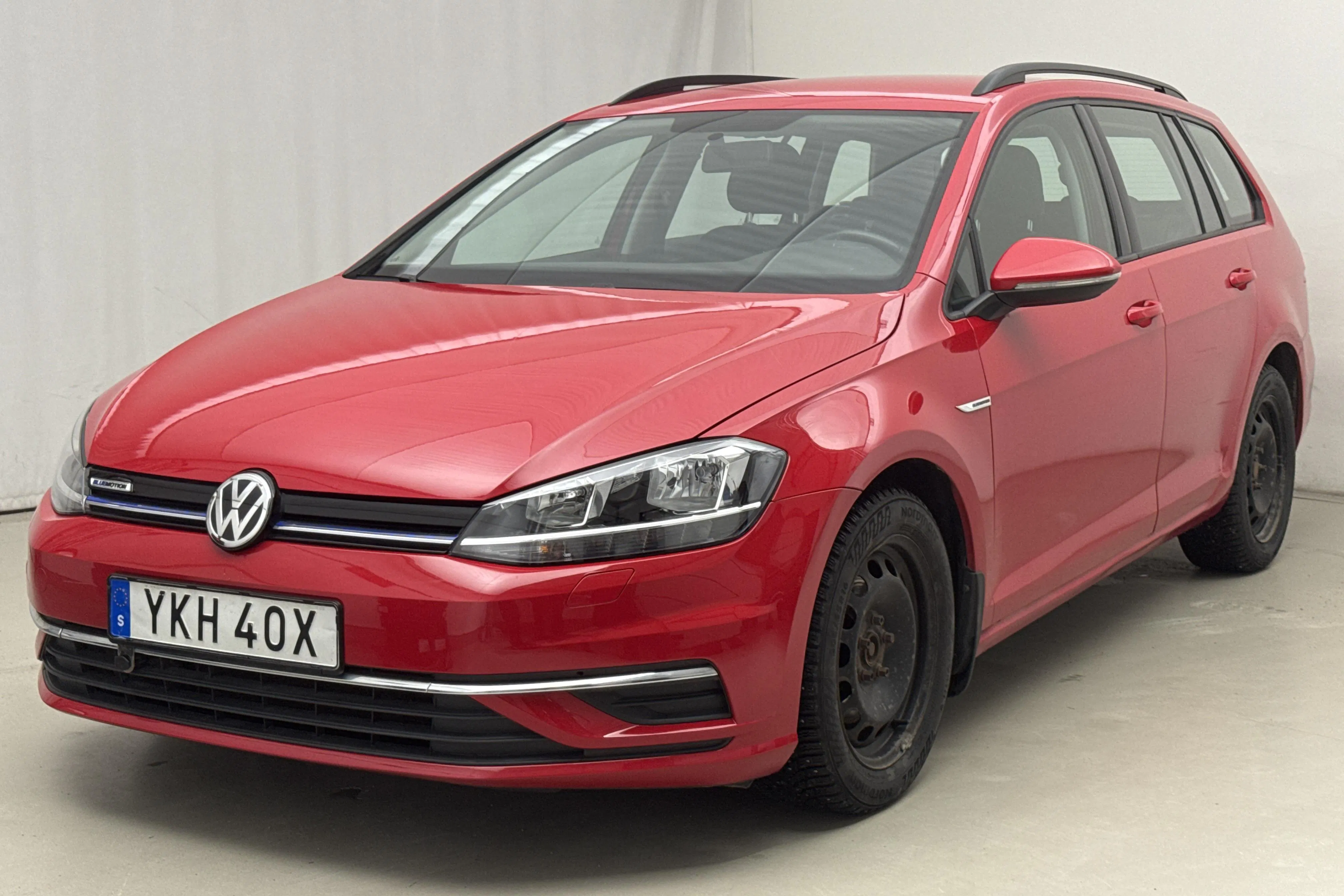 Presentationsfoto 1 av 14: VW Golf VII 1.5 TGI Sportscombi (130hk) - 15 113 mil - Automat - röd - 2020