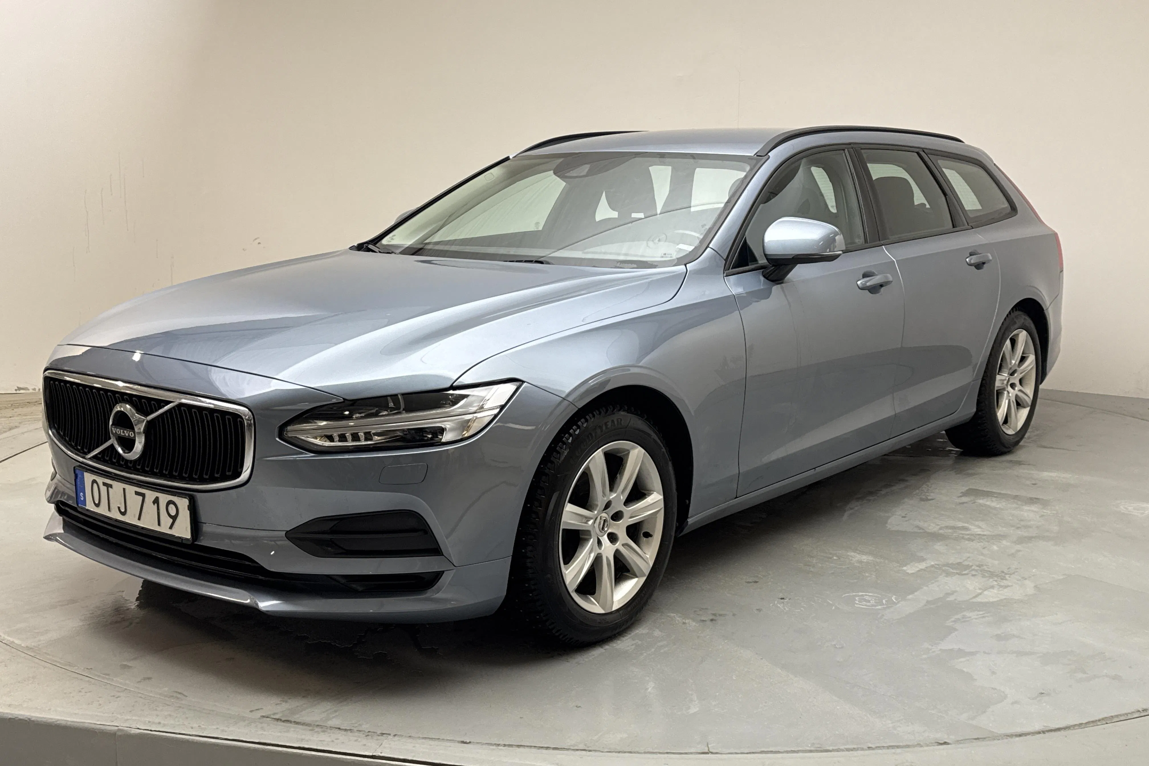 Presentationsfoto 1 av 17: Volvo V90 D4 (190hk) - 14 145 mil - Automat - Light Blue - 2018