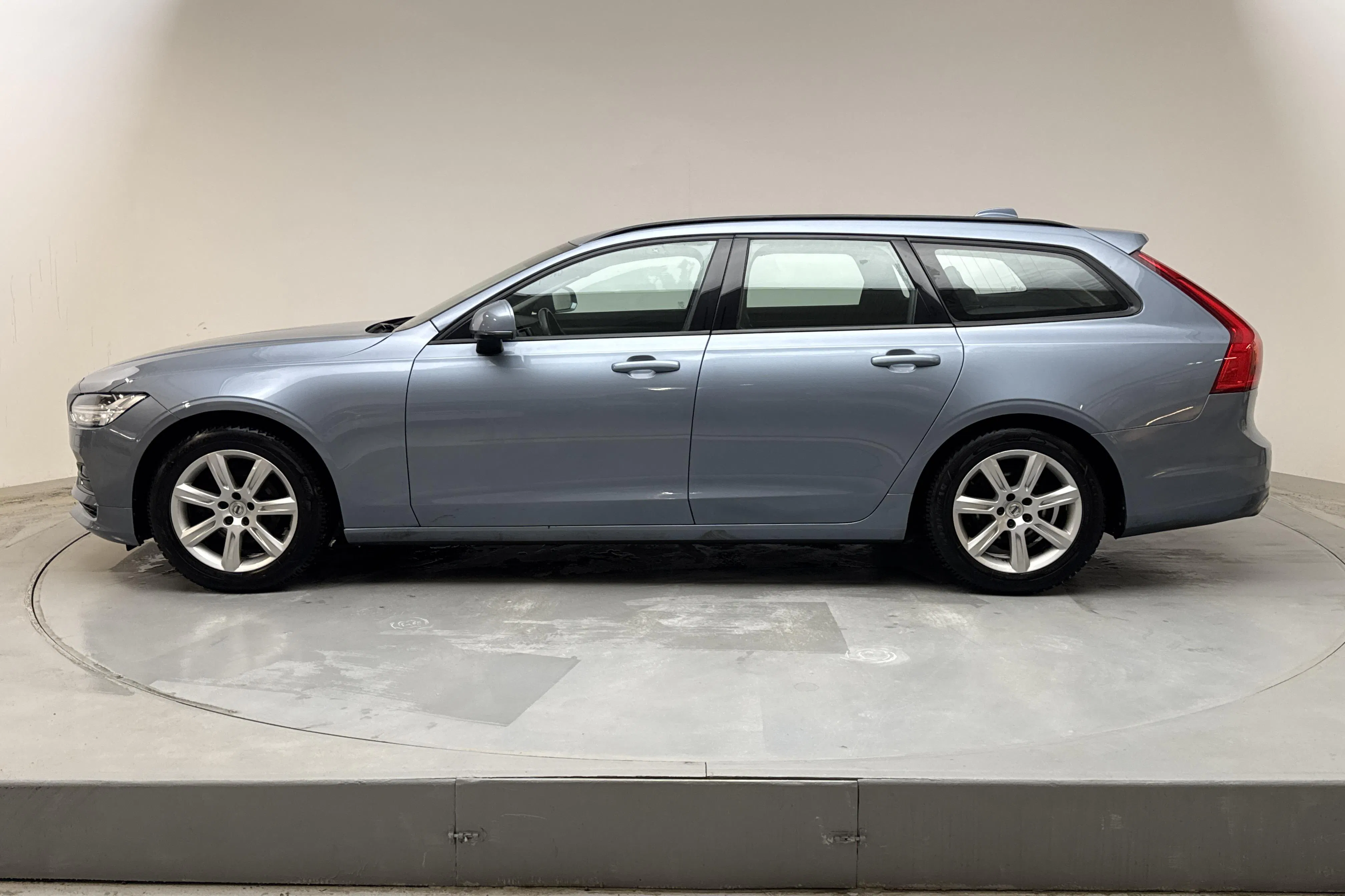 Presentationsfoto 2 av 17: Volvo V90 D4 (190hk) - 14 145 mil - Automat - Light Blue - 2018