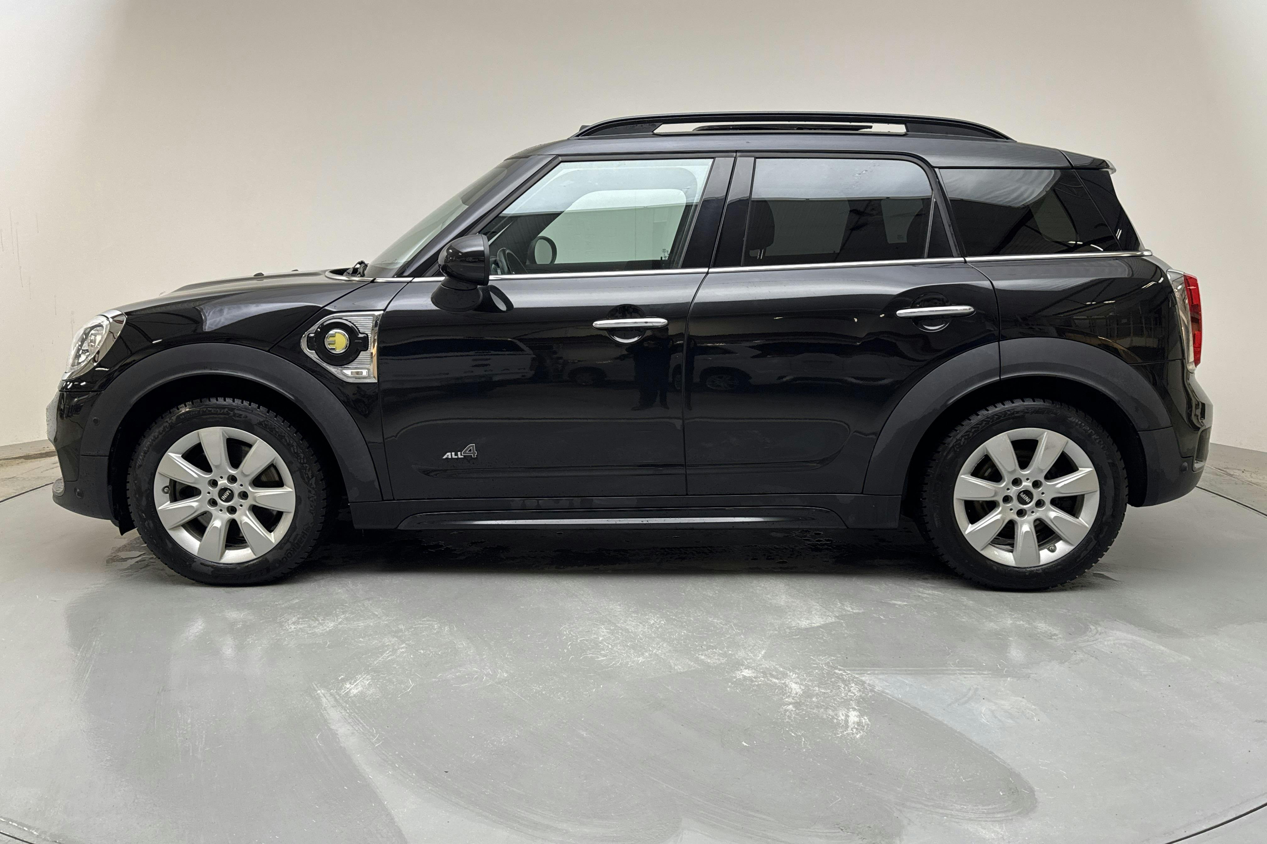 Presentation photo 2 of 17: MINI Cooper S E ALL4 Countryman, F60 (224hk) - 98 510 km - Automatic - black - 2019