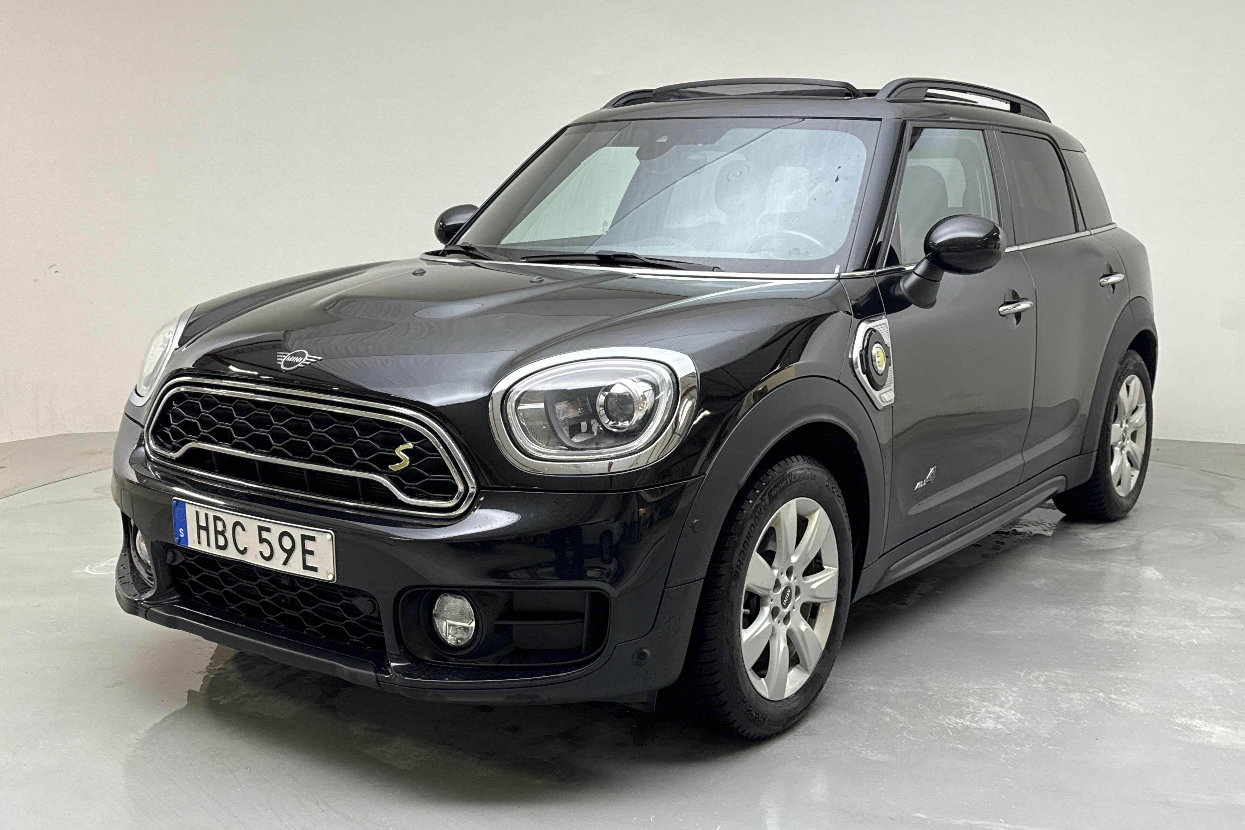 Presentation photo 1 of 17: MINI Cooper S E ALL4 Countryman, F60 (224hk) - 98 510 km - Automatic - black - 2019