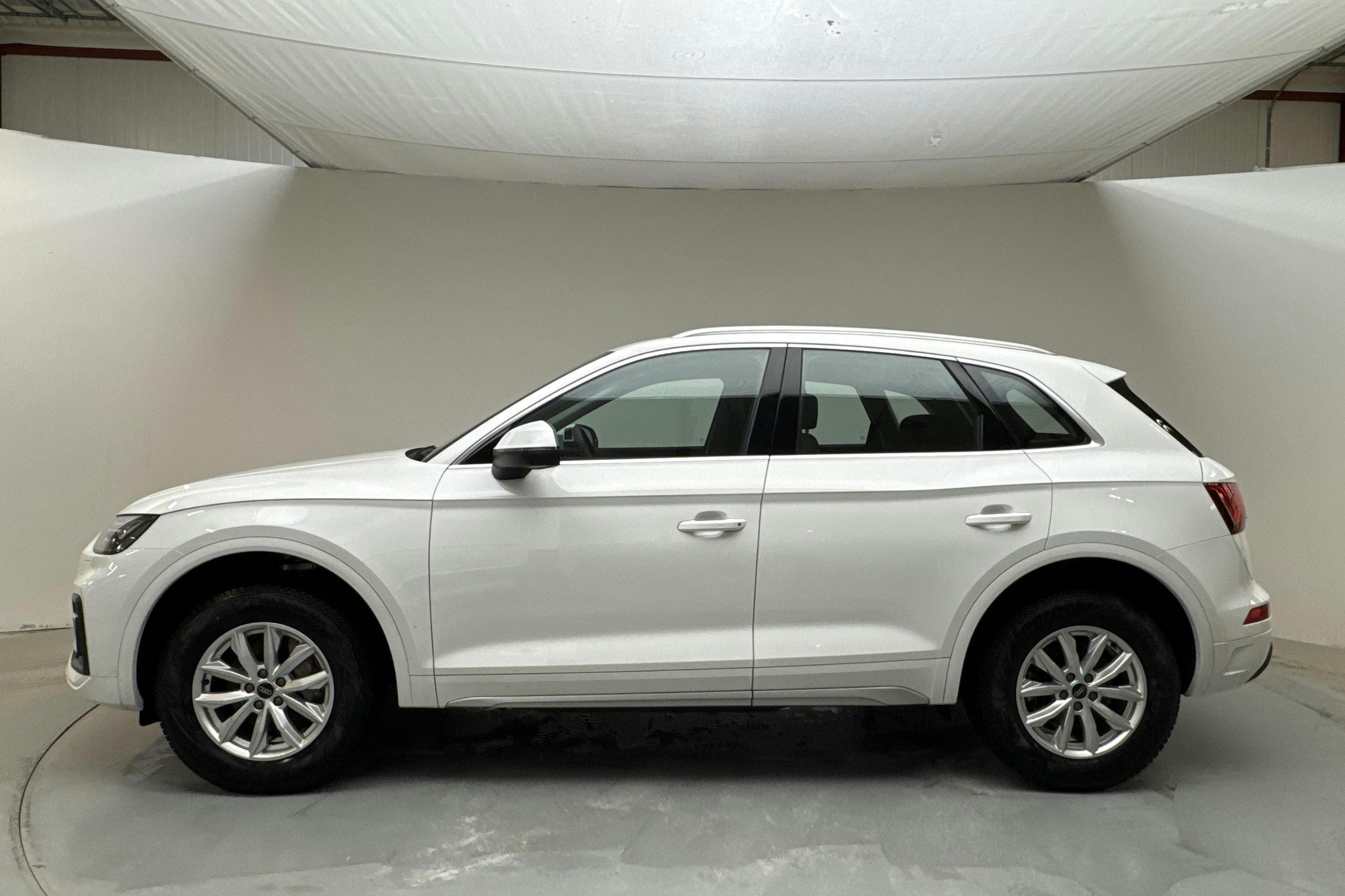 Presentationsfoto 2 av 16: Audi Q5 40 TDI quattro (204hk) - 3 055 mil - Automat - vit - 2024