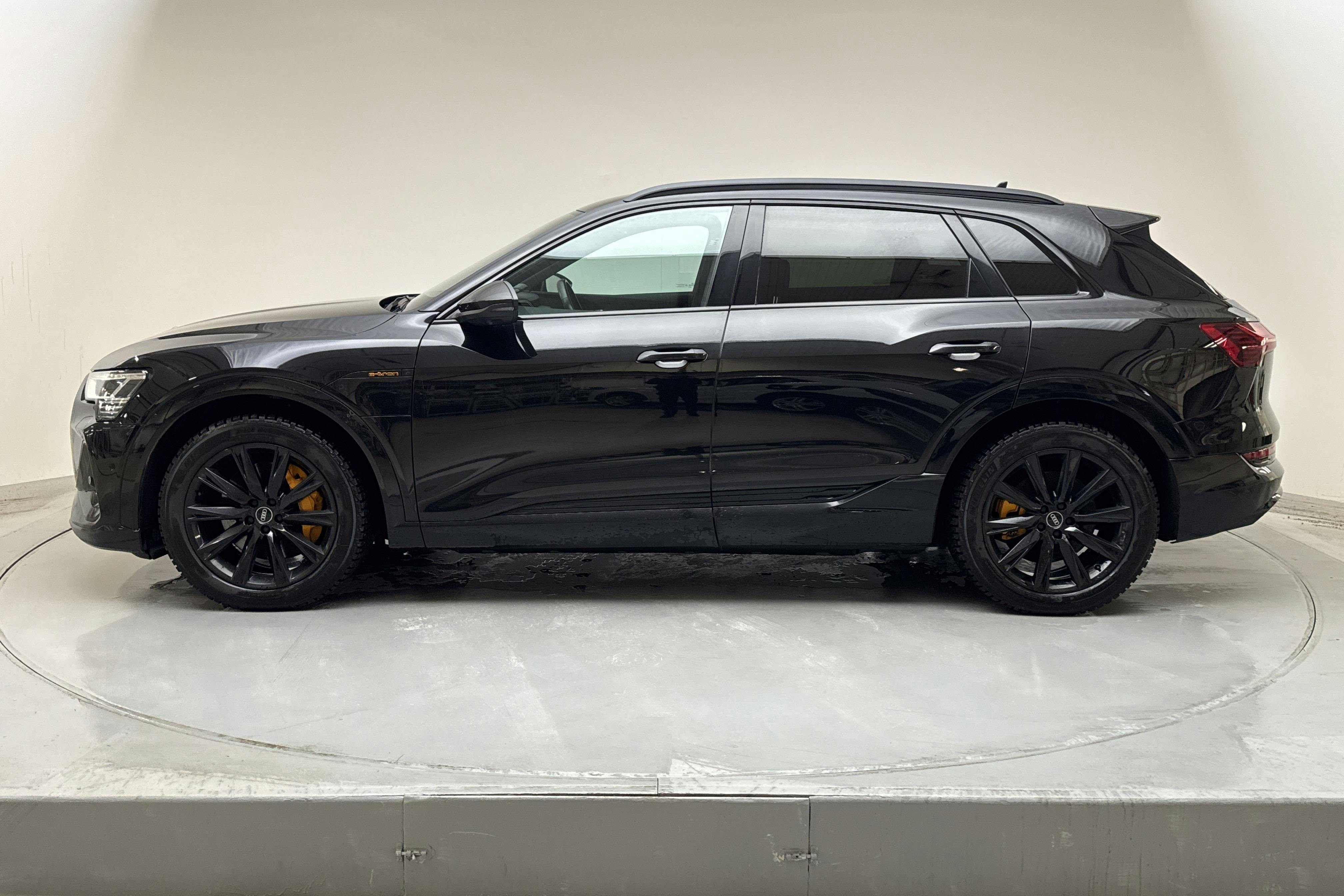 Zdjęcie prezentacyjne 2 z 22: Audi e-tron 55 quattro 95kWh (360hk) - 211 120 km - Automatyczna - czarny - 2022