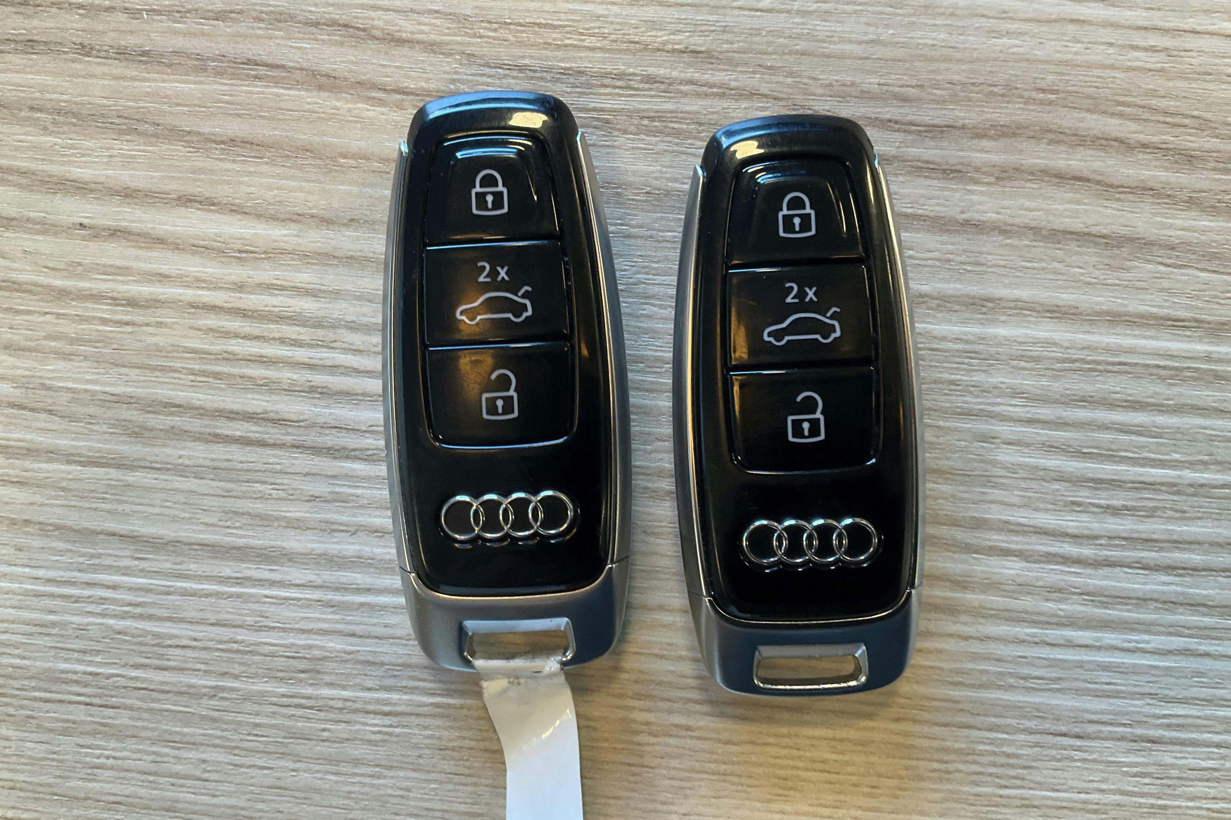 Zdjęcie prezentacyjne 22 z 22: Audi e-tron 55 quattro 95kWh (360hk) - 211 120 km - Automatyczna - czarny - 2022