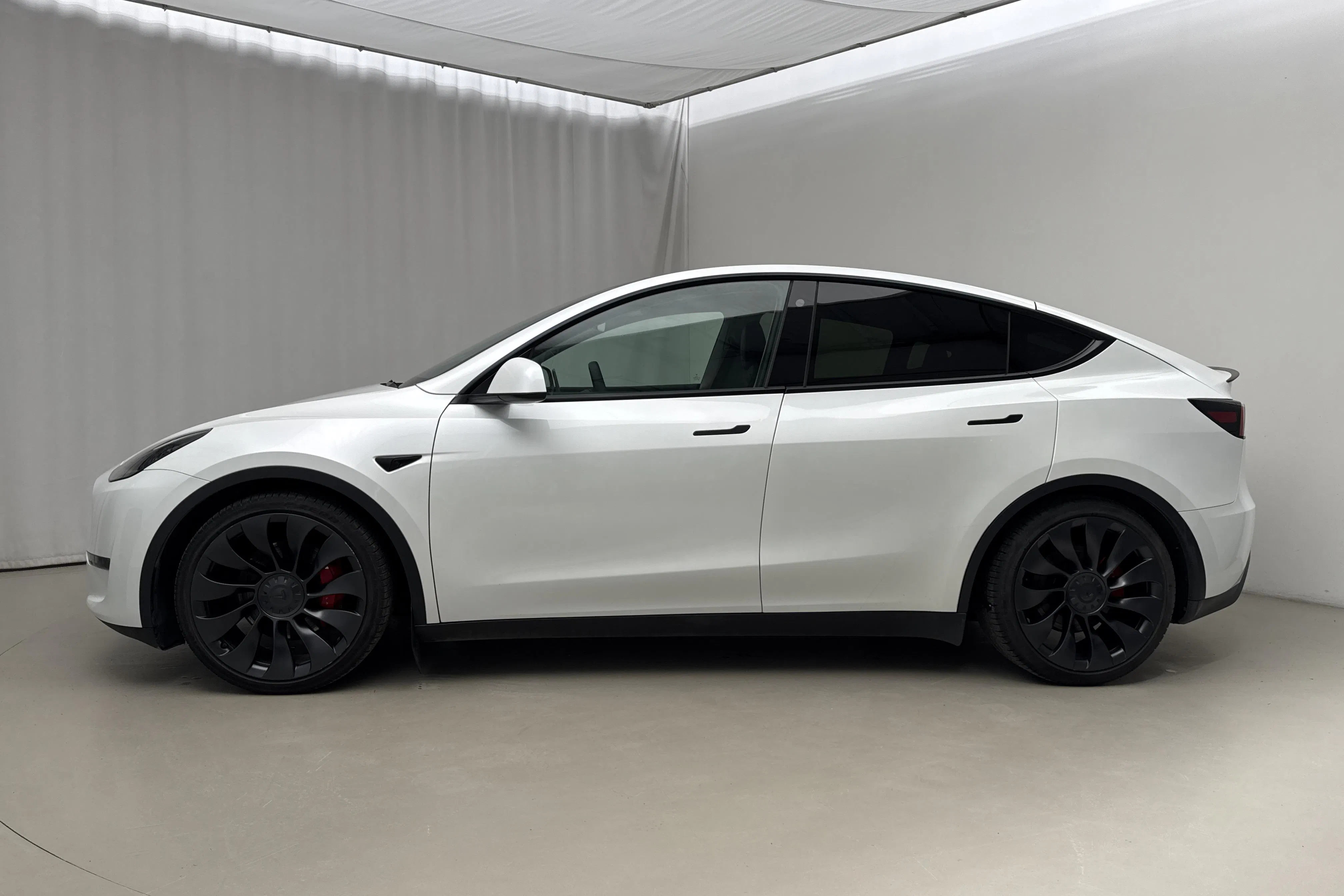 Presentation photo 2 of 21: Tesla Model Y Performance Dual Motor AWD - 96 700 km - Automatic - white - 2023