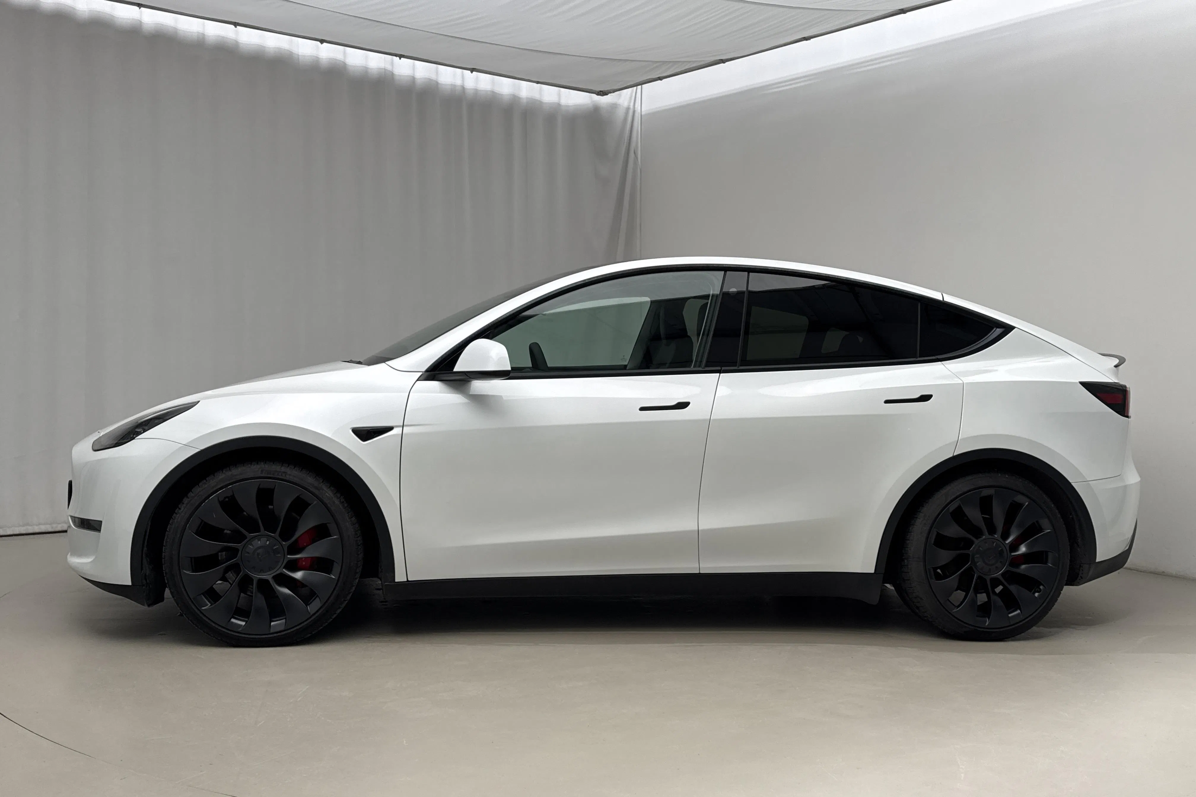 Presentationsfoto 2 av 21: Tesla Model Y Performance Dual Motor AWD - 7 192 mil - Automat - vit - 2023
