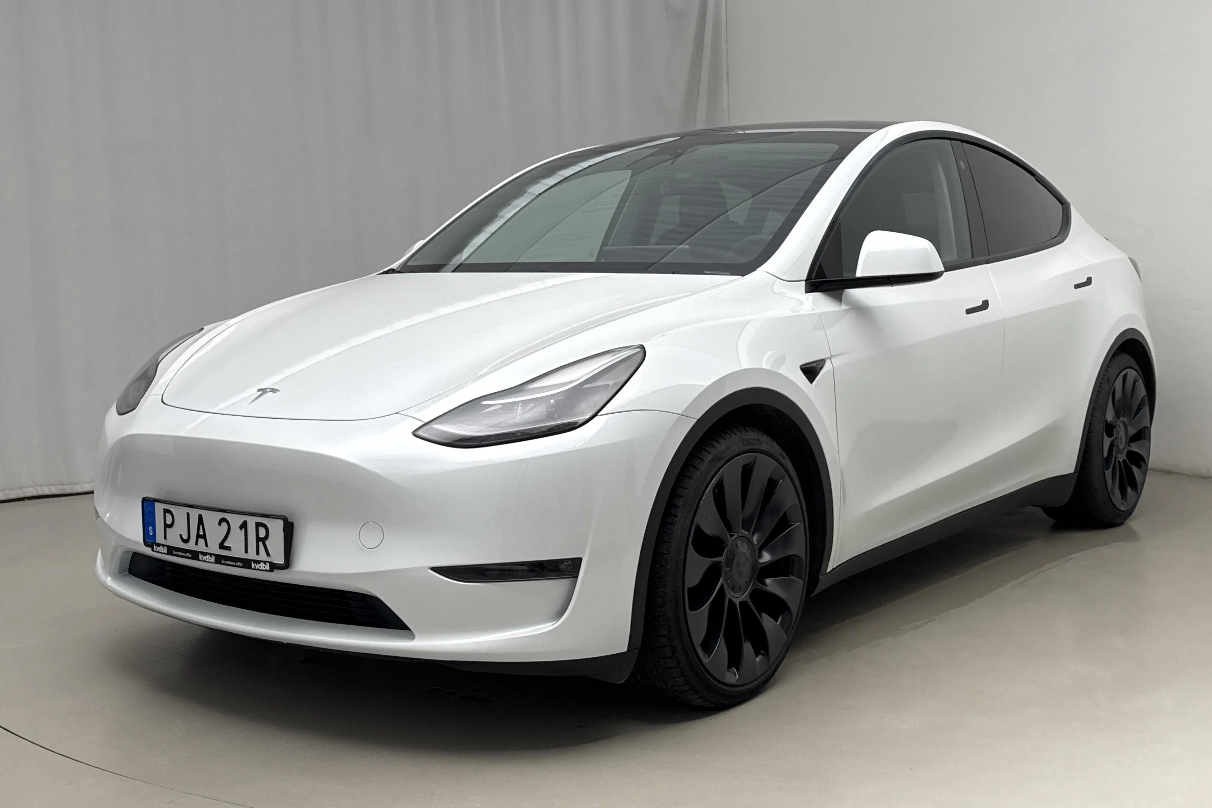 Presentationsfoto 1 av 21: Tesla Model Y Performance Dual Motor AWD - 7 192 mil - Automat - vit - 2023