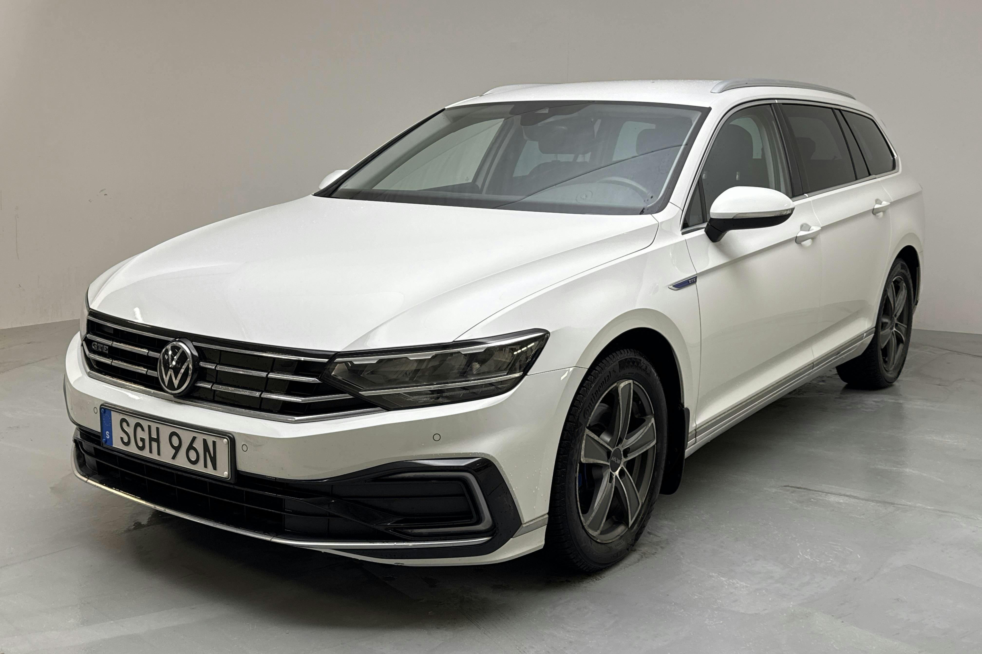 Presentationsfoto 1 av 16: VW Passat 1.4 GTE Sportscombi (218hk) - 13 727 mil - Automat - vit - 2021