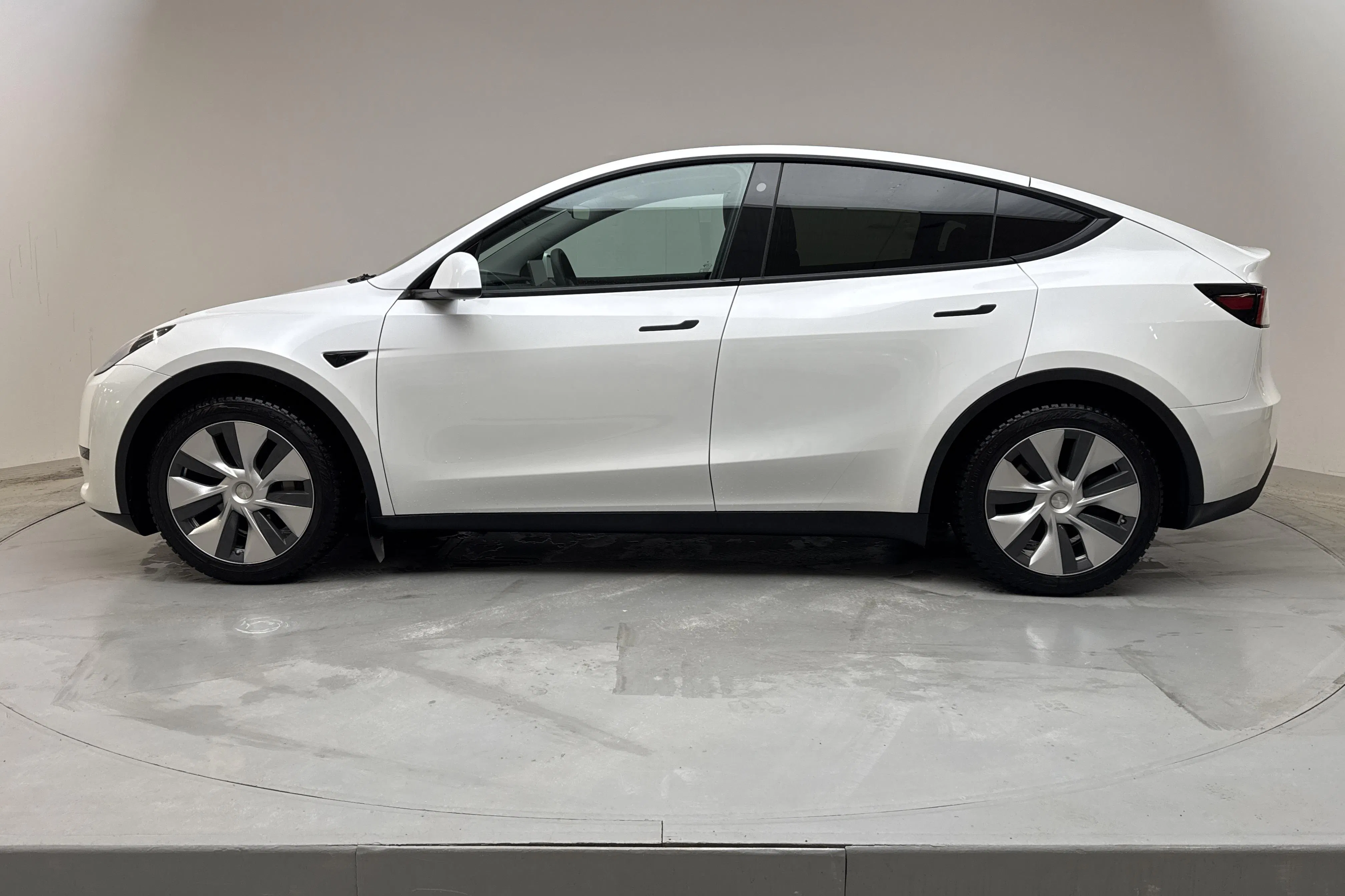 Presentationsfoto 2 av 20: Tesla Model Y RWD - 9 294 mil - Automat - vit - 2023