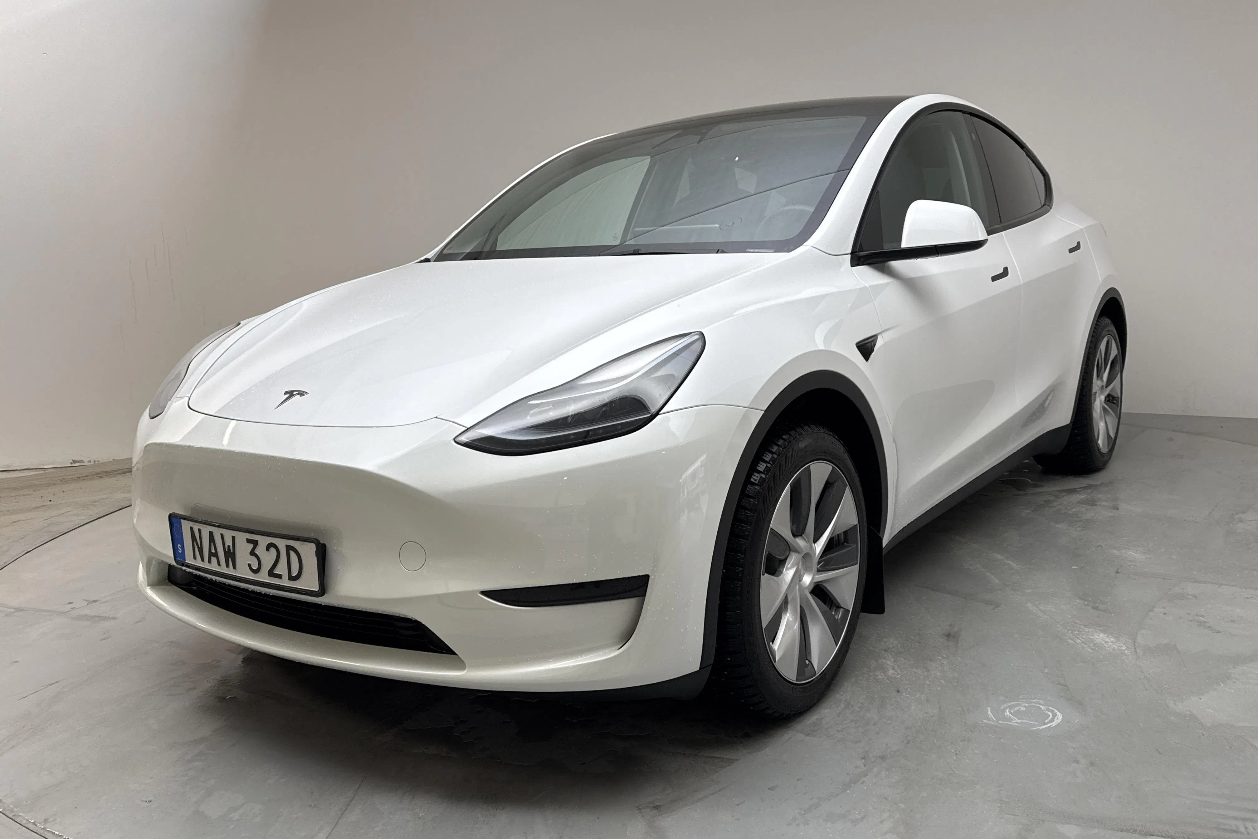 Presentationsfoto 1 av 20: Tesla Model Y RWD - 9 294 mil - Automat - vit - 2023