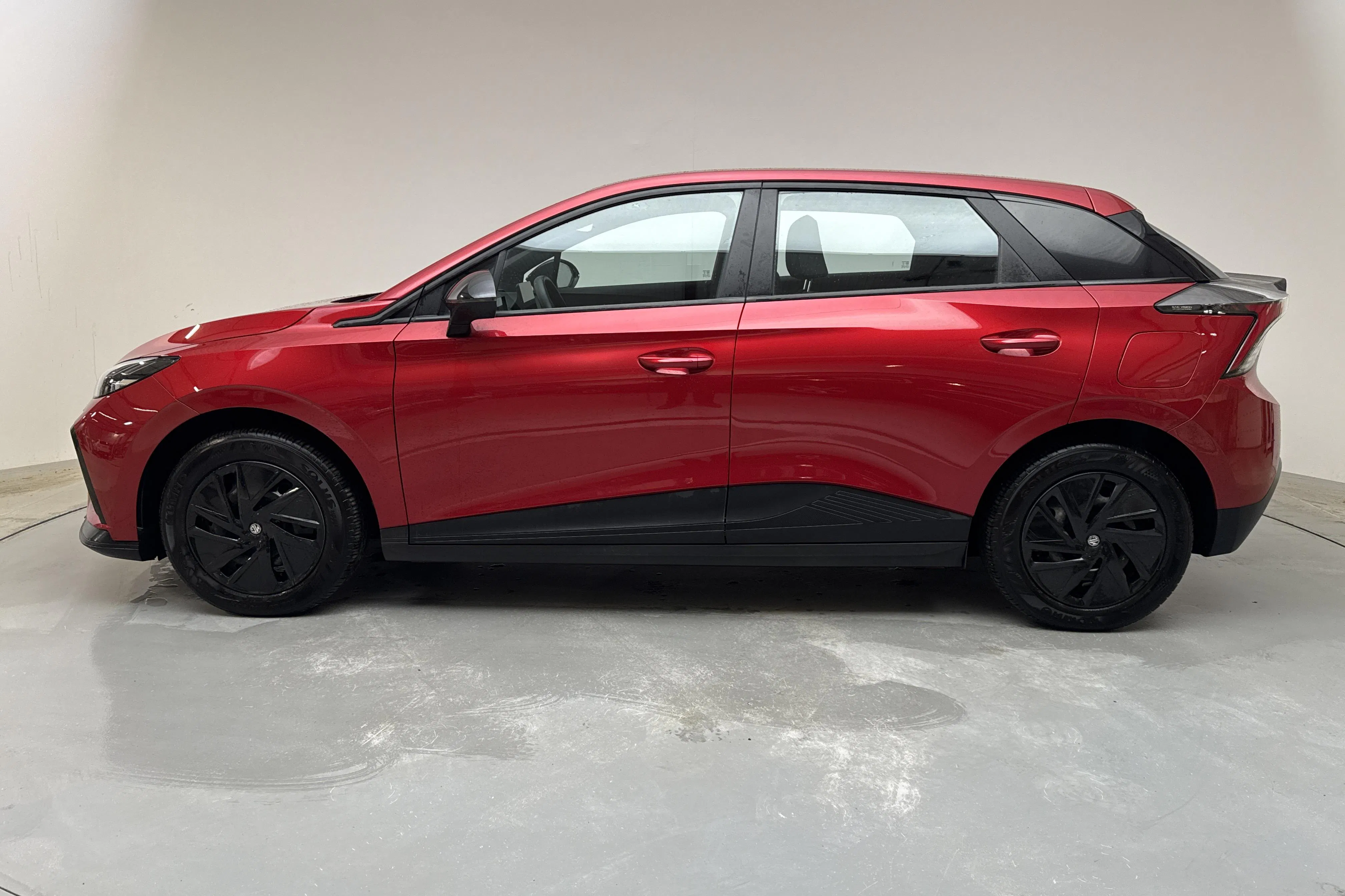 Presentationsfoto 2 av 12: MG 4 51kWh (170hk) - 4 267 mil - Automat - röd - 2023