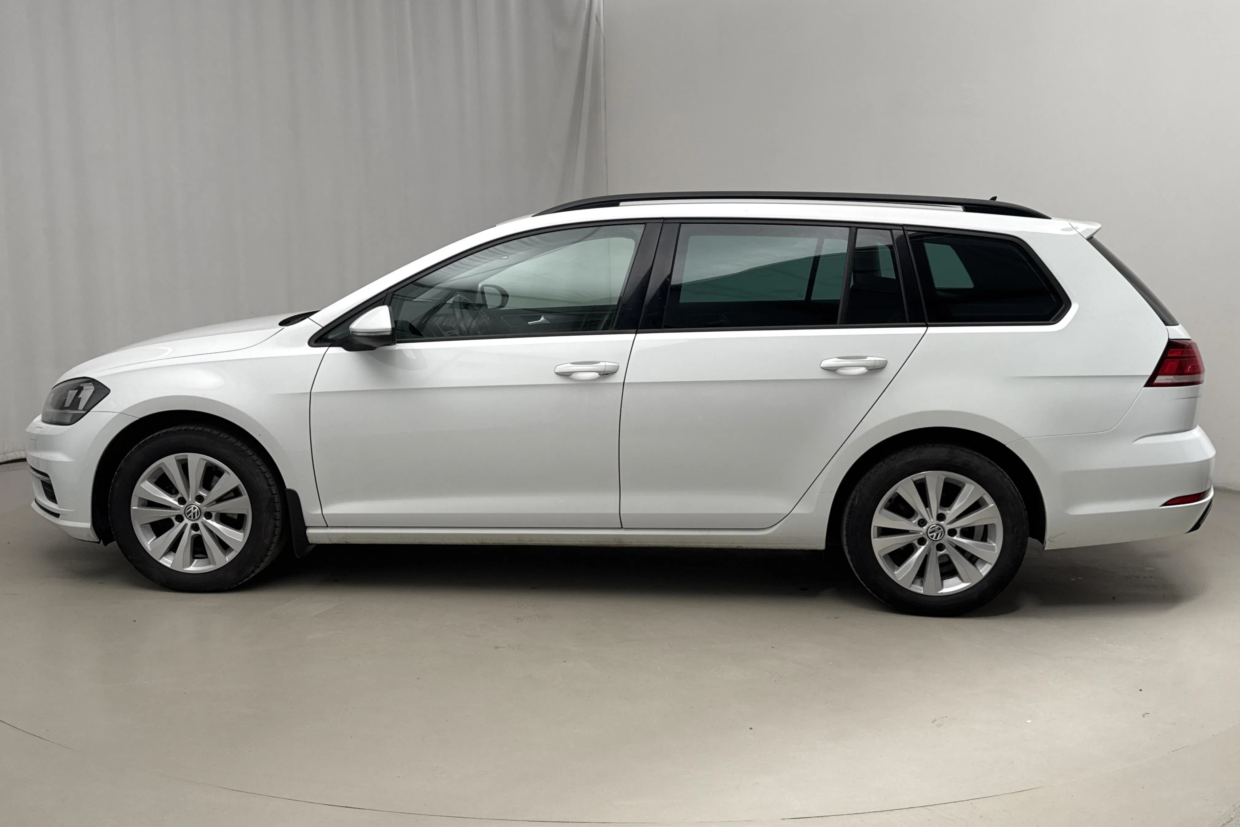 Presentation photo 2 of 20: VW Golf VII 1.6 TDI Sportscombi (115hk) - 172 300 km - Automatic - white - 2019
