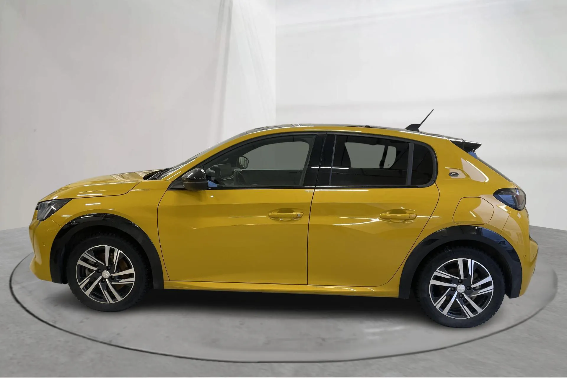 Presentation photo 2 of 16: Peugeot e-208 50kWh 5dr (136hk) - 18 150 km - Automatic - yellow - 2021