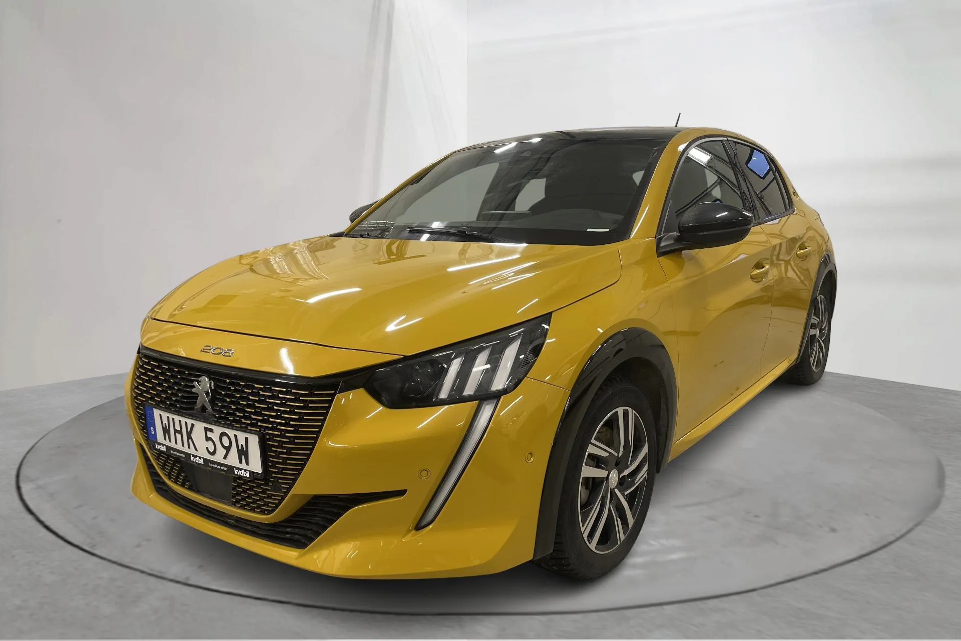 Presentation photo 1 of 16: Peugeot e-208 50kWh 5dr (136hk) - 18 150 km - Automatic - yellow - 2021