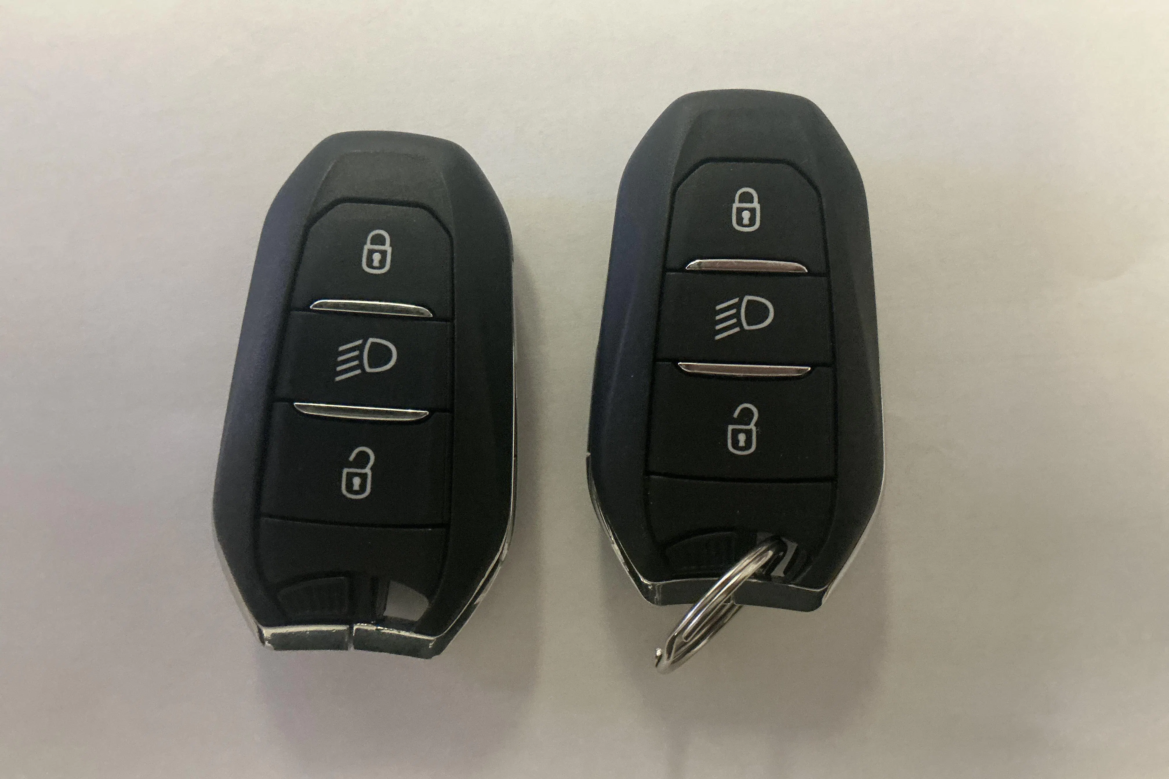 Presentation photo 16 of 16: Peugeot e-208 50kWh 5dr (136hk) - 18 150 km - Automatic - yellow - 2021