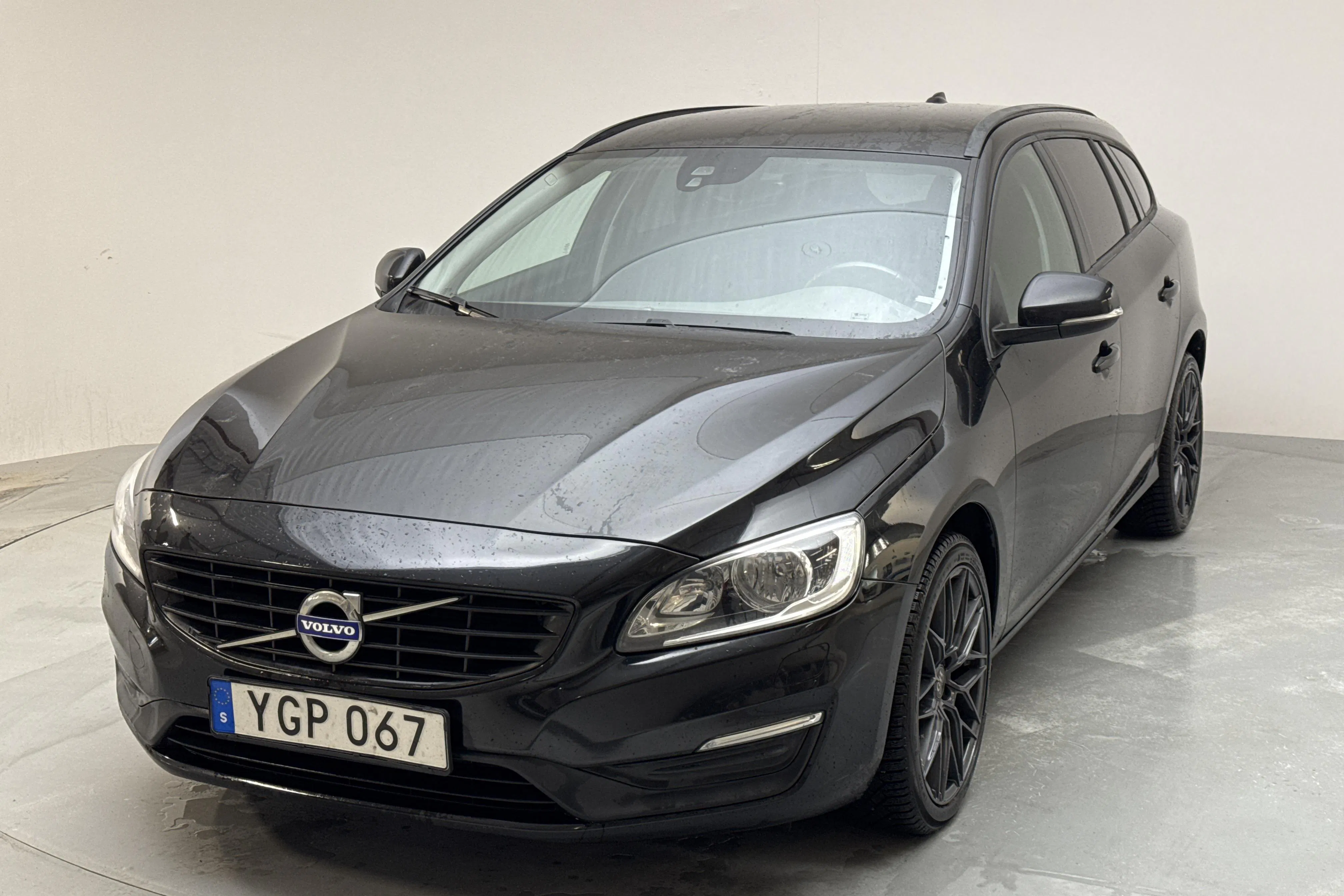 Presentation photo 1 of 14: Volvo V60 T3 (152hk) - 177 050 km - Manual - black - 2017