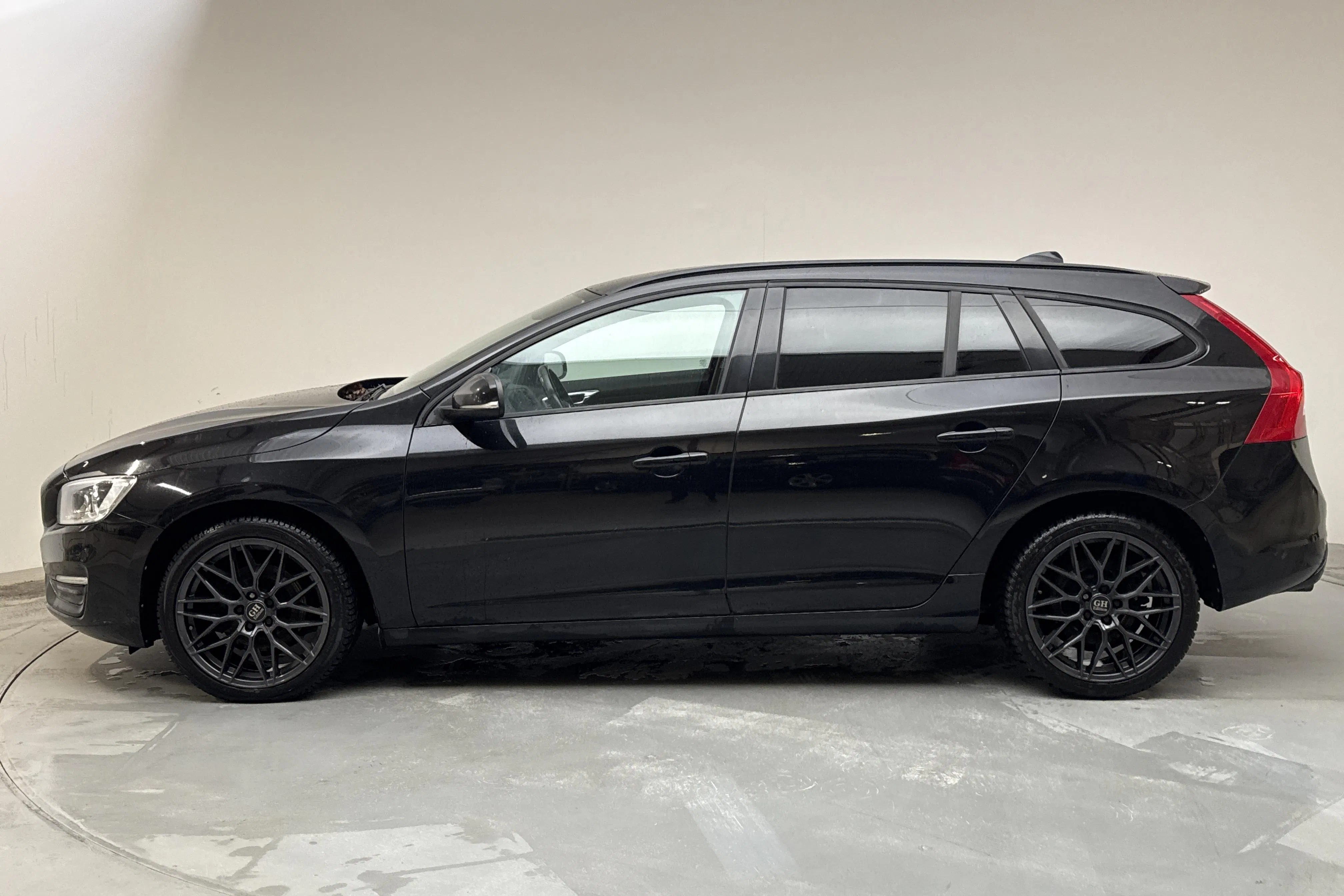 Presentation photo 2 of 14: Volvo V60 T3 (152hk) - 177 050 km - Manual - black - 2017