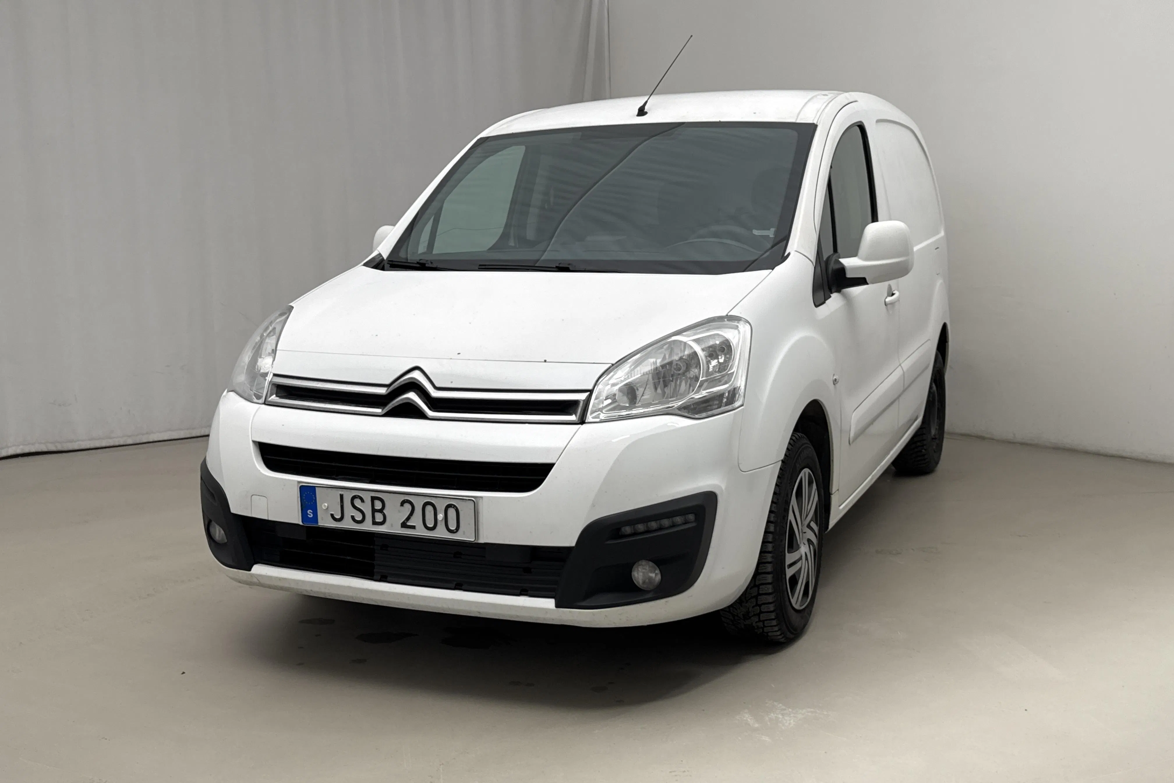 Presentationsfoto 1 av 12: Citroën Berlingo 1.6 BlueHDi Skåp (100hk) - 15 141 mil - Automat - vit - 2017