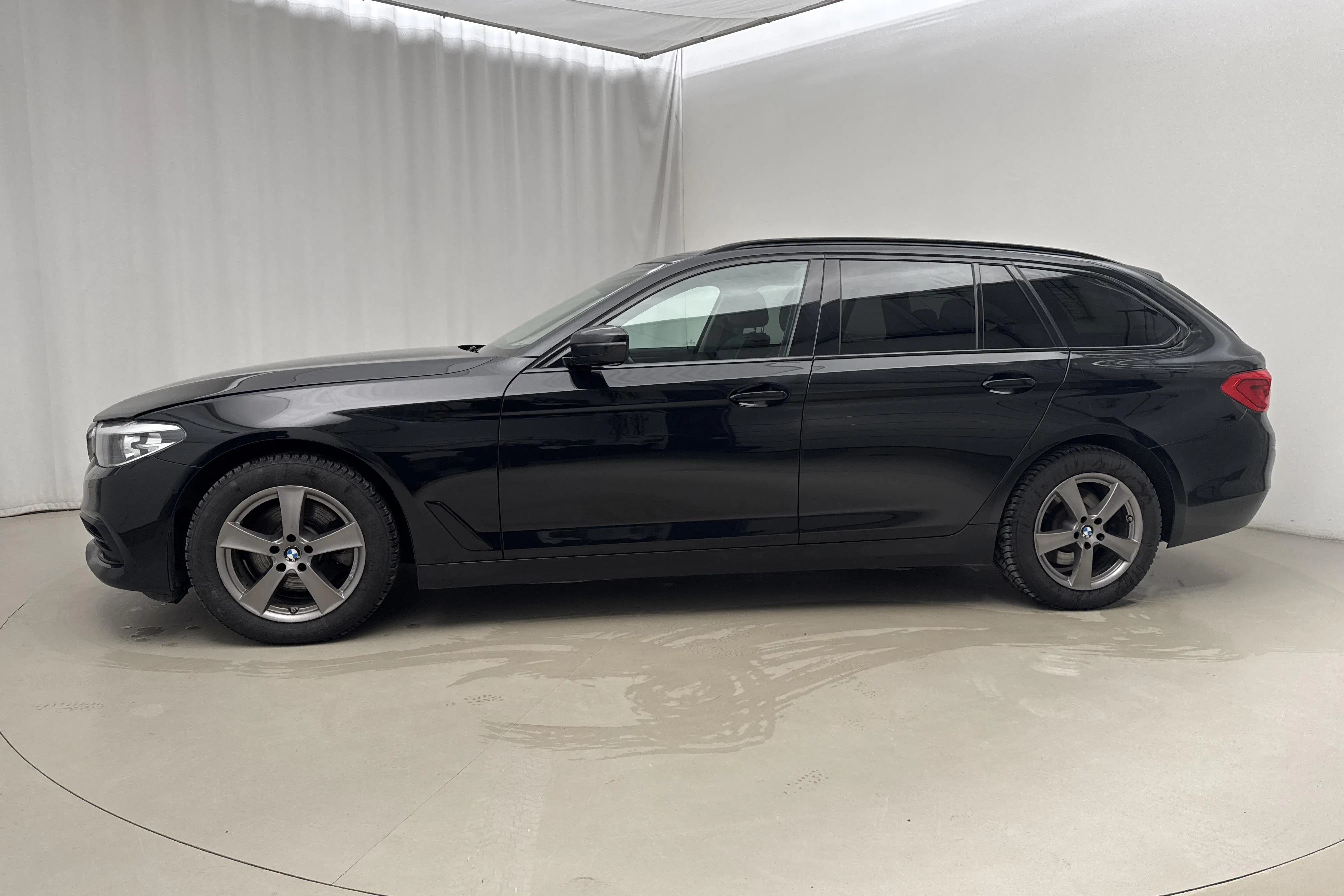 Presentation photo 2 of 19: BMW 520d xDrive Touring, G31 (190hk) - 275 620 km - Automatic - black - 2019
