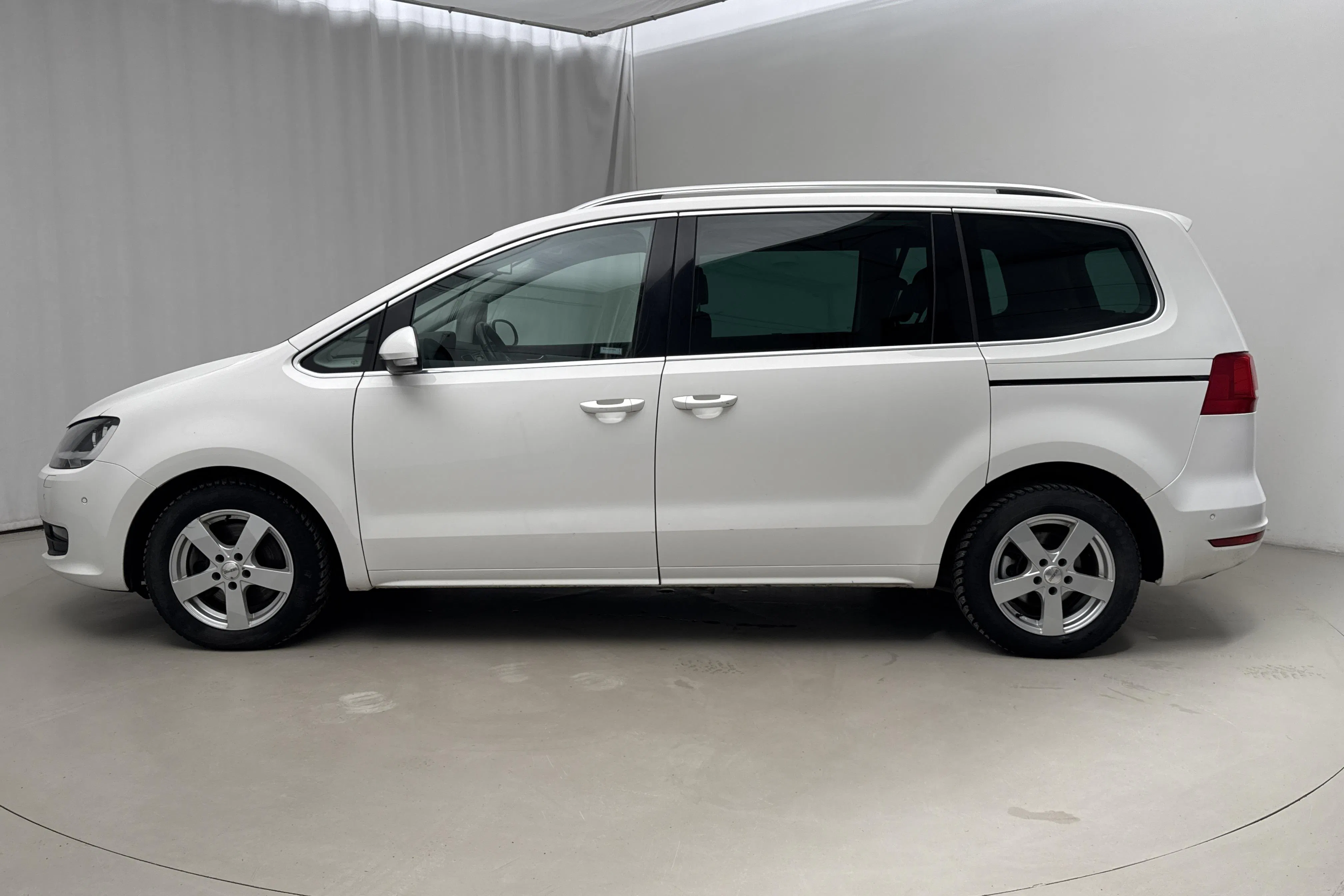 Presentationsfoto 2 av 20: VW Sharan 2.0 TDI BlueMotion Technology (140hk) - 20 931 mil - Manuell - vit - 2014