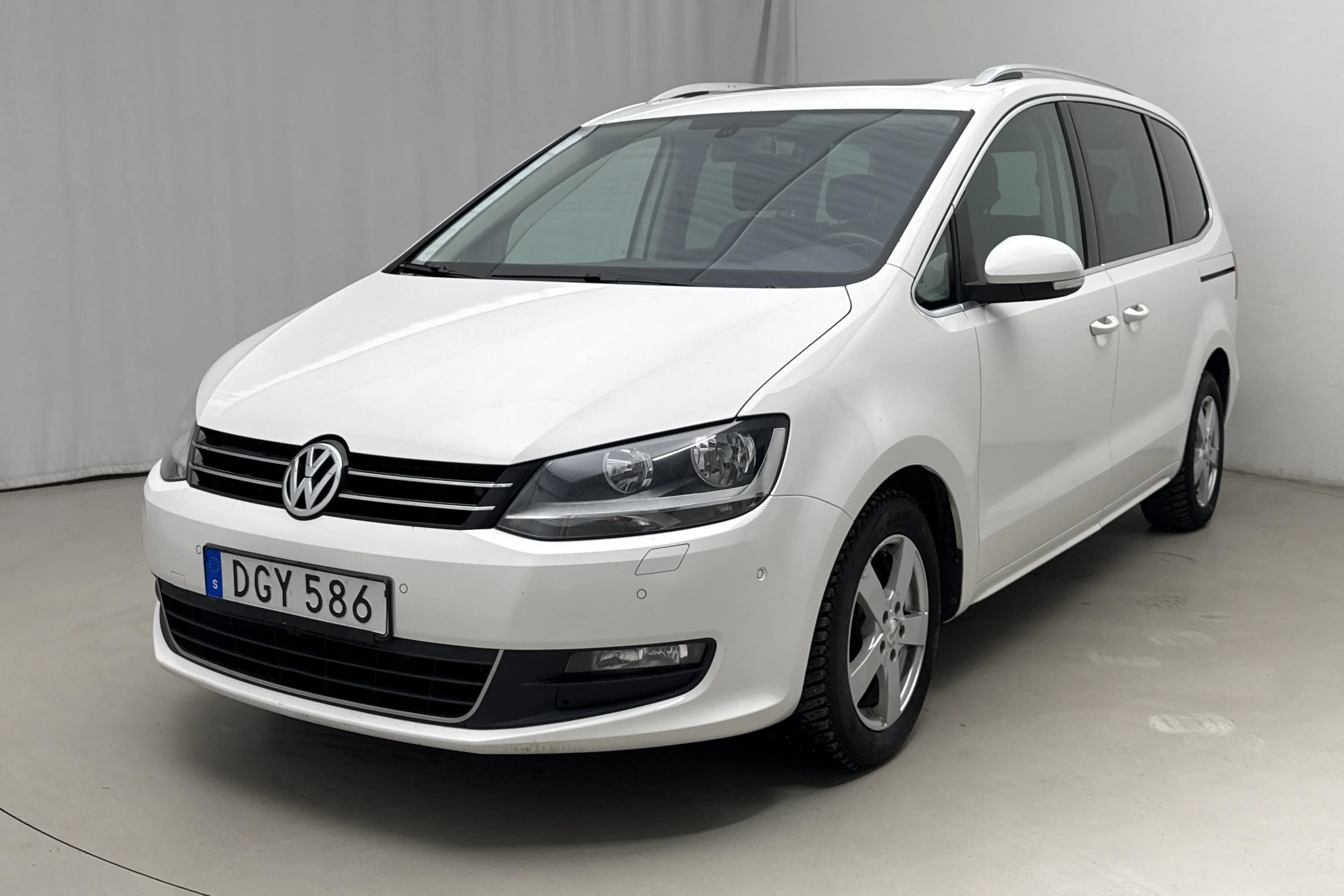 Presentationsfoto 1 av 20: VW Sharan 2.0 TDI BlueMotion Technology (140hk) - 20 931 mil - Manuell - vit - 2014