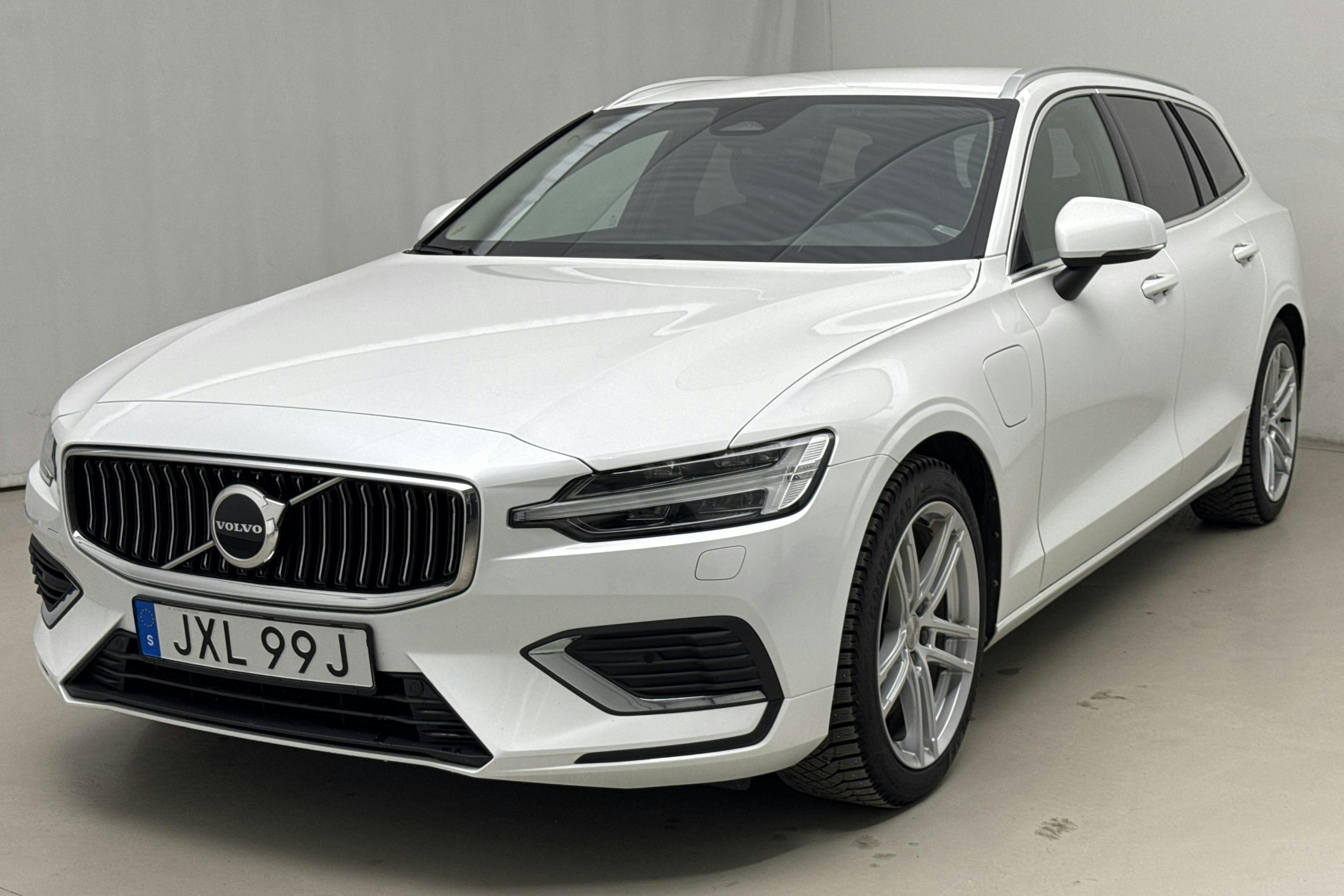 Presentation photo 1 of 27: Volvo V60 T6 AWD Recharge (350hk) - 82 200 km - Automatic - white - 2023