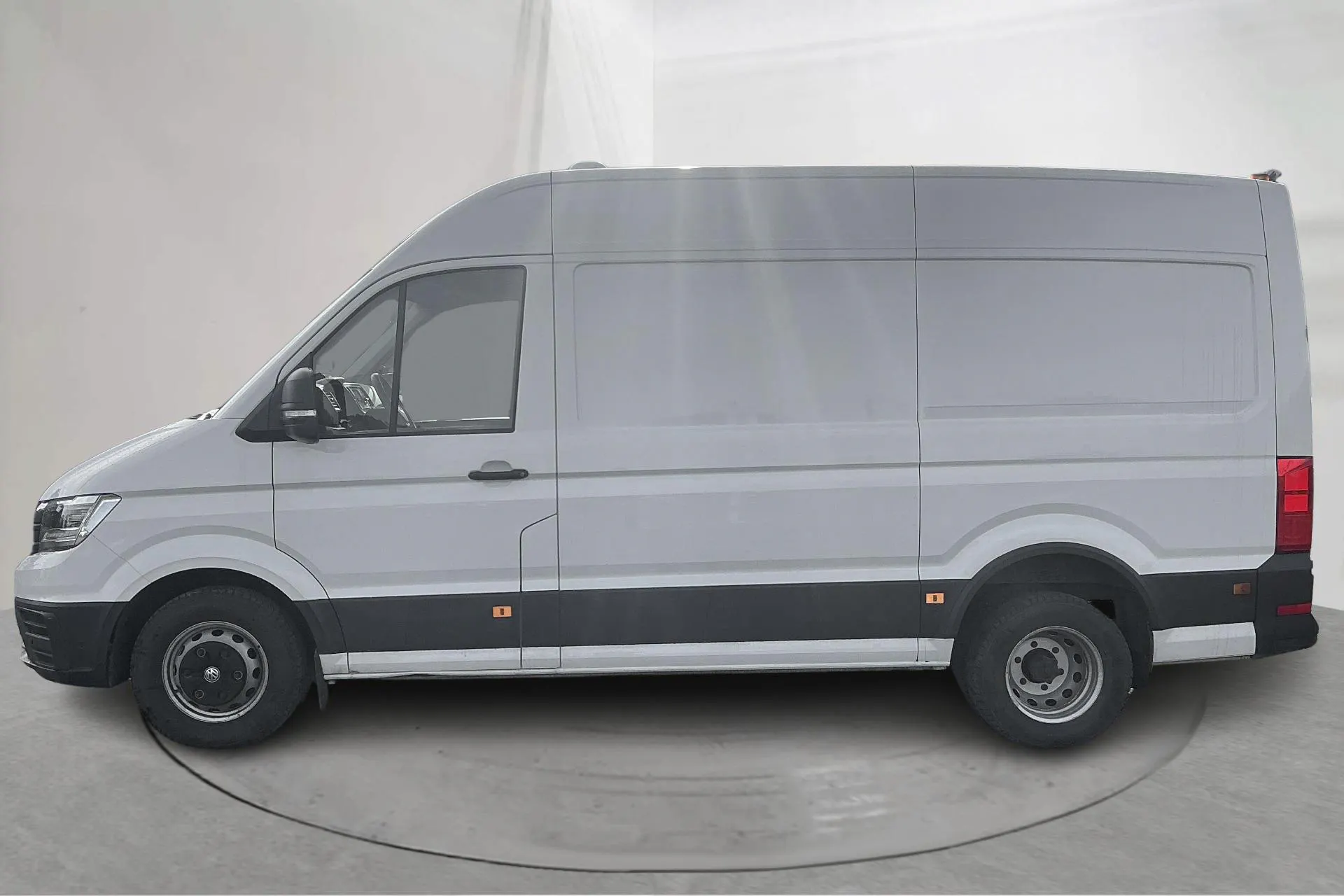 Presentationsfoto 2 av 12: VW Crafter 50 2.0 TDI Skåp (177hk) - 33 859 km - Automat - vit - 2022
