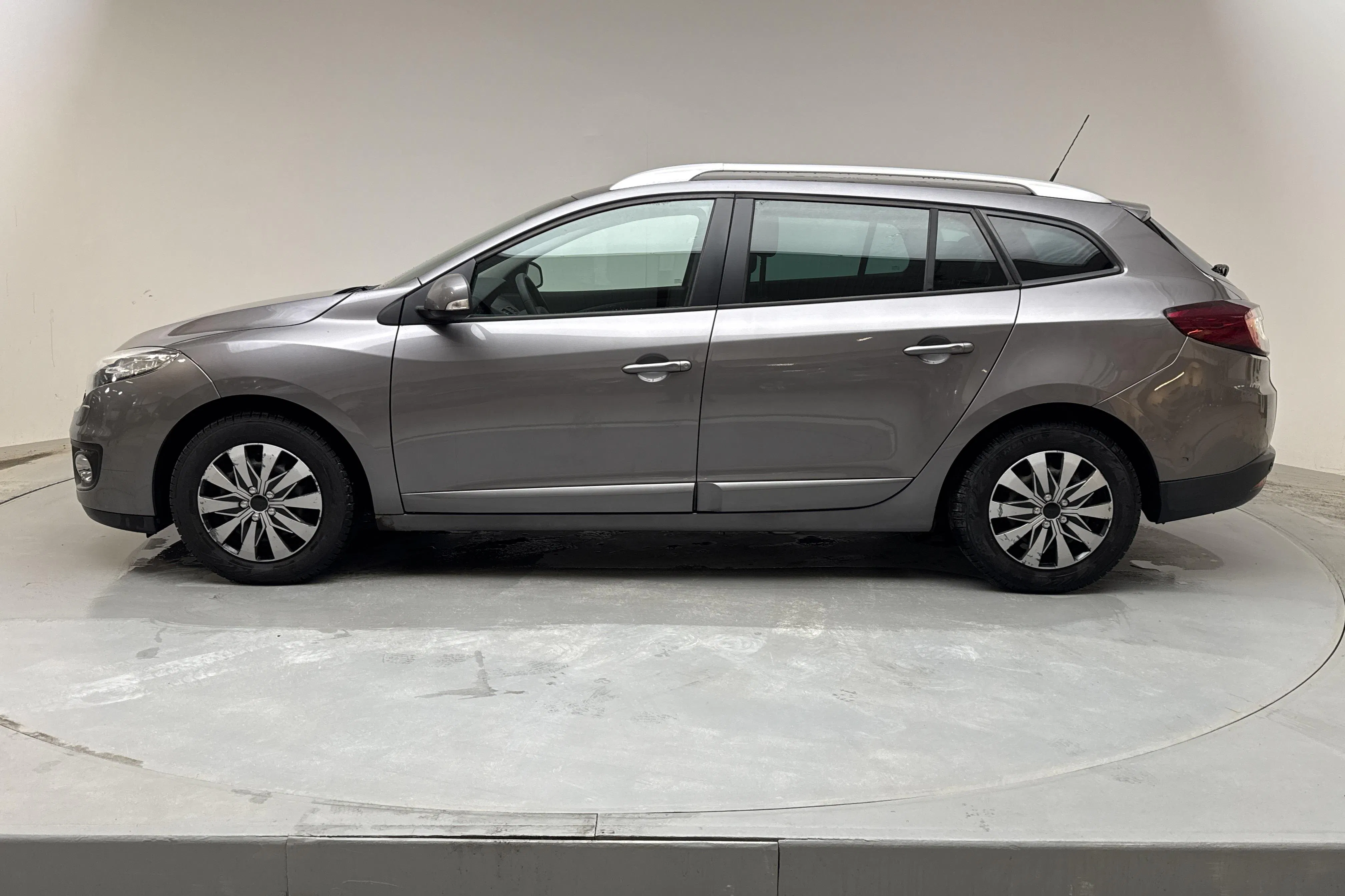 Presentationsfoto 2 av 12: Renault Mégane Phas III 1.5 dCi ESM Sports Tourer (110hk) - 27 245 mil - Manuell - grå - 2013