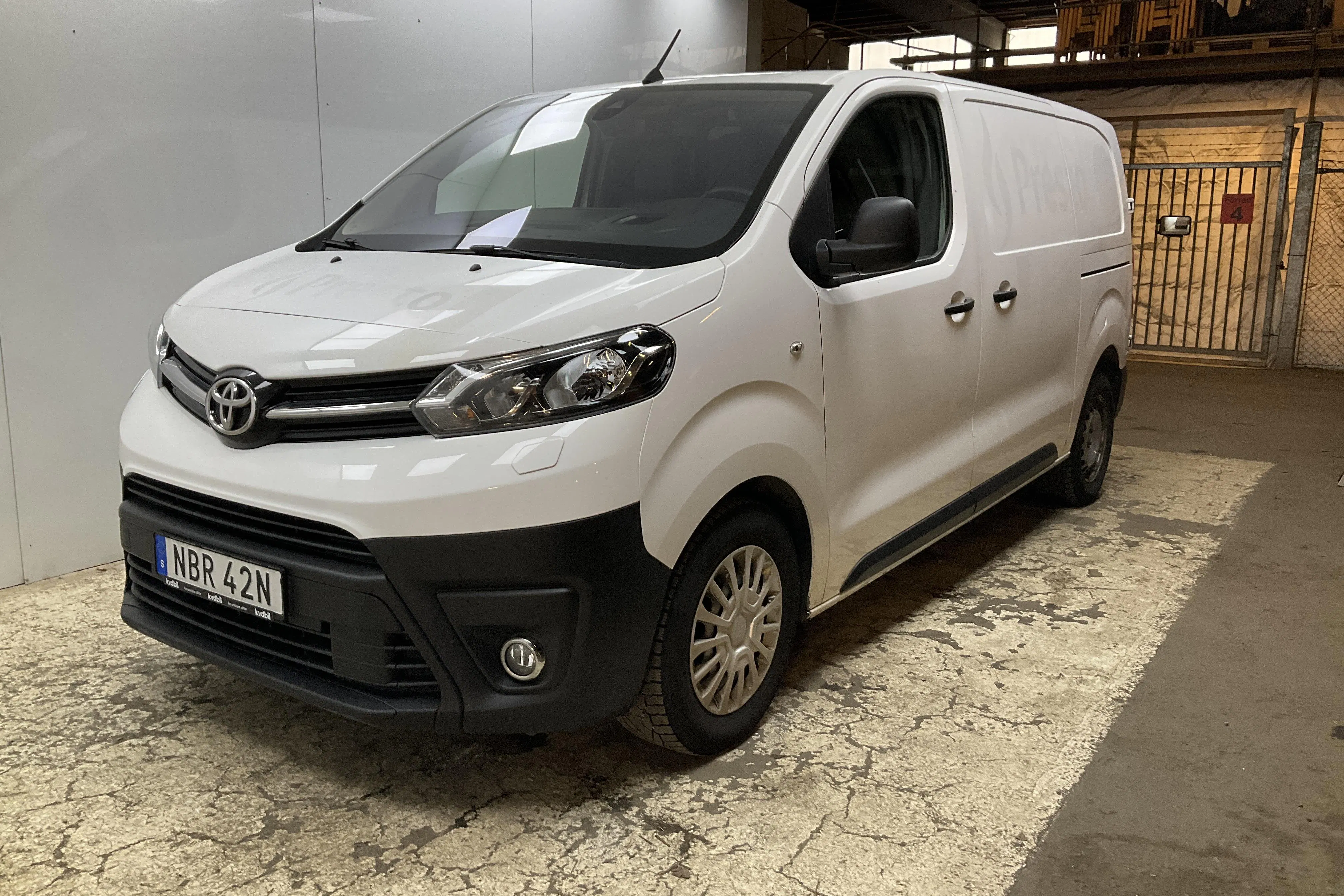 Presentationsfoto 1 av 15: Toyota PROACE 2.0D (120hk) - 9 735 mil - Automat - vit - 2020